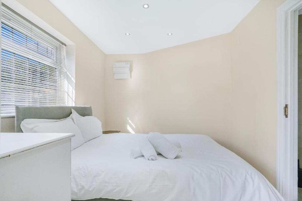 5-Bed House with Garden Near Warner Bros Studios