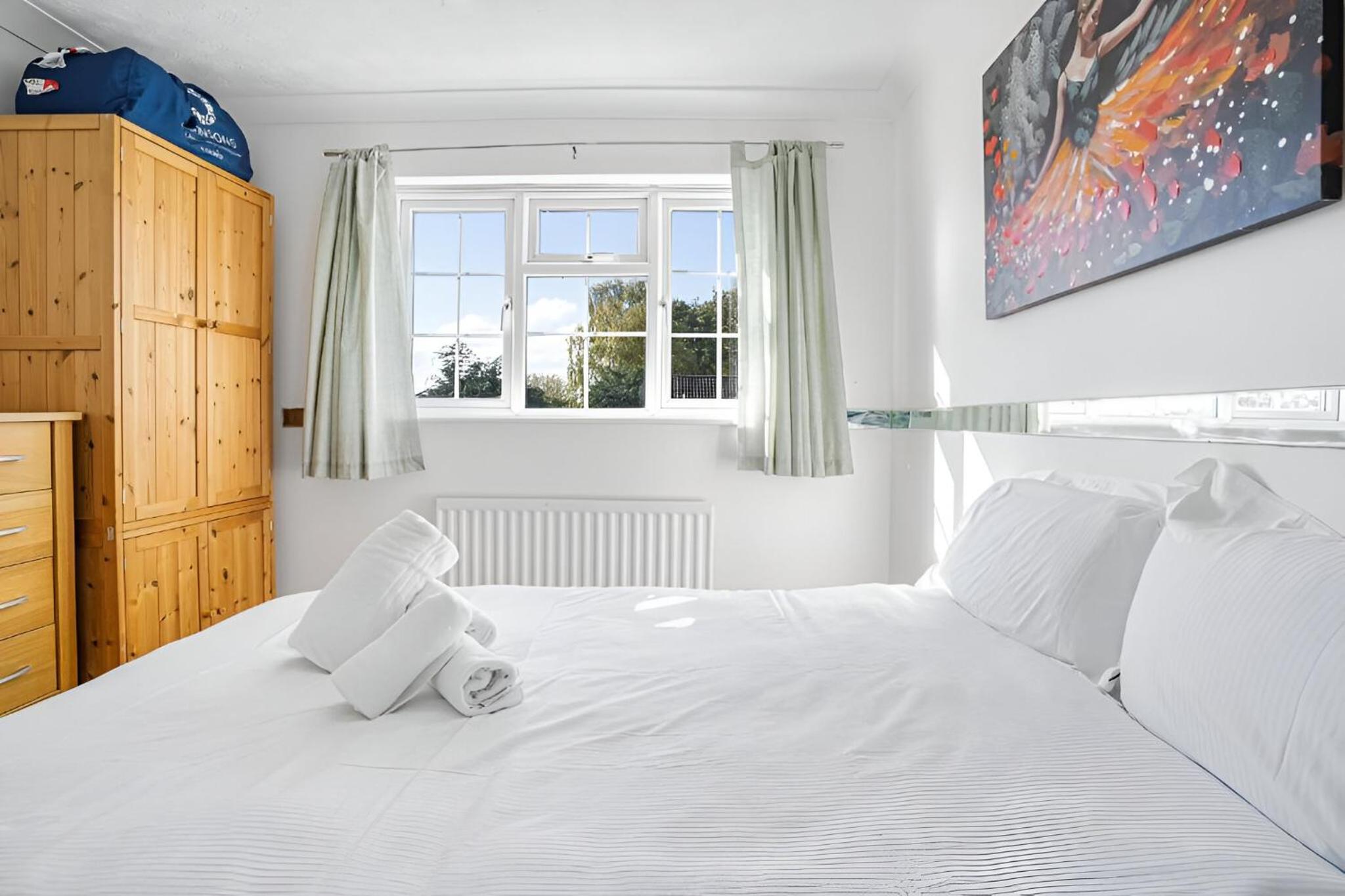 5-Bed House with Garden Near Warner Bros Studios