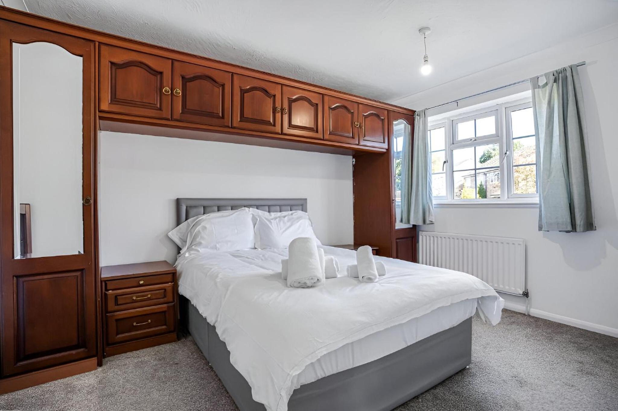5-Bed House with Garden Near Warner Bros Studios
