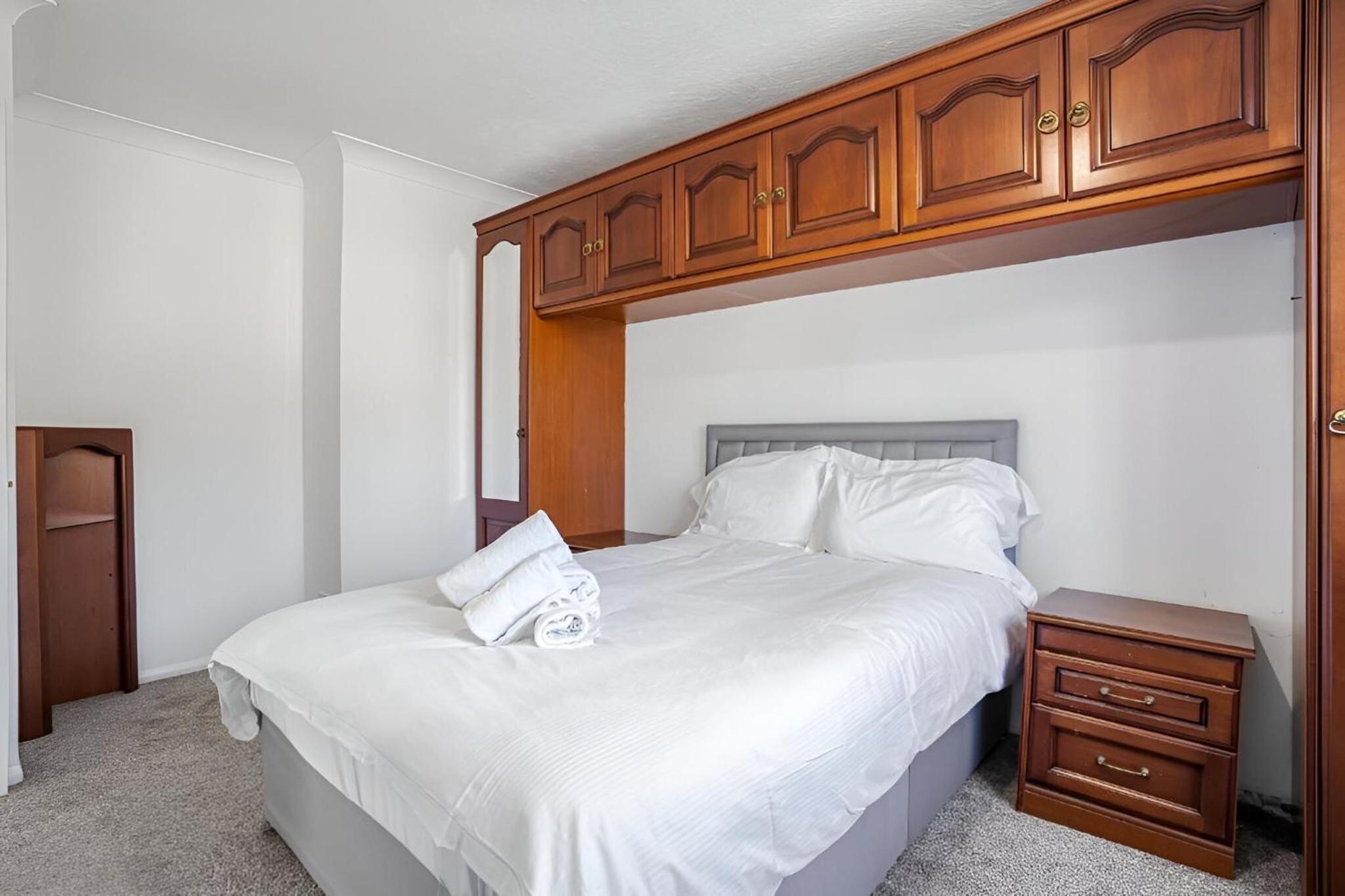 5-Bed House with Garden Near Warner Bros Studios