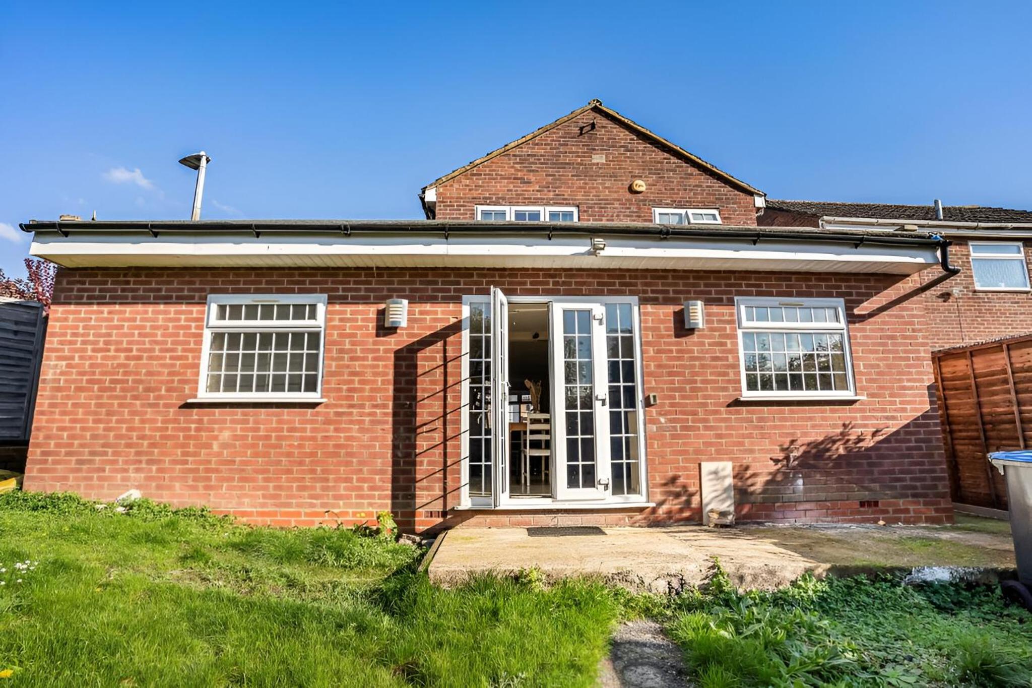 5-Bed House with Garden Near Warner Bros Studios