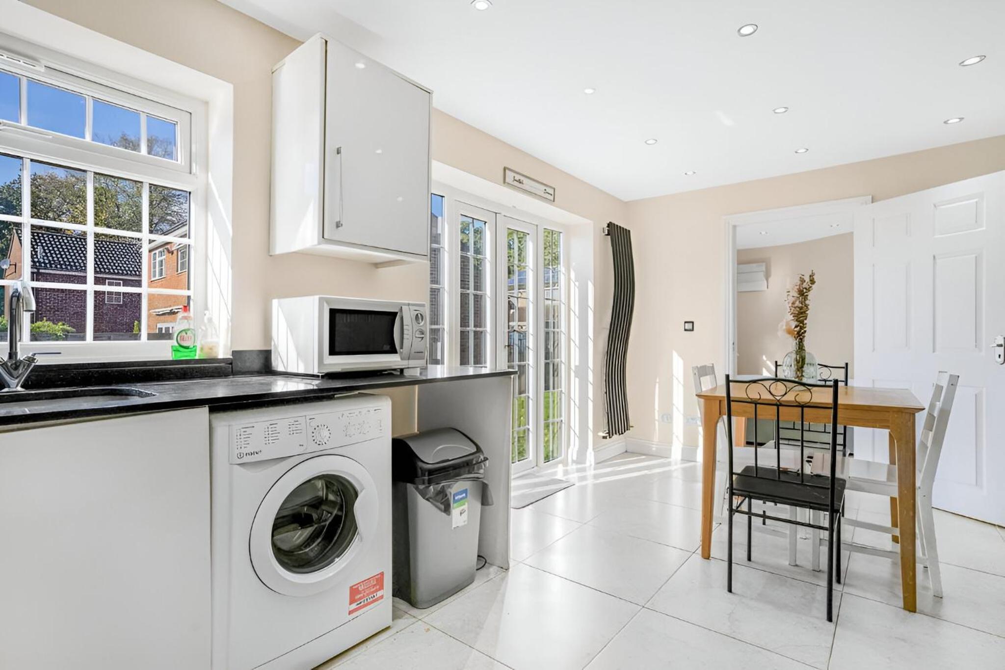 5-Bed House with Garden Near Warner Bros Studios