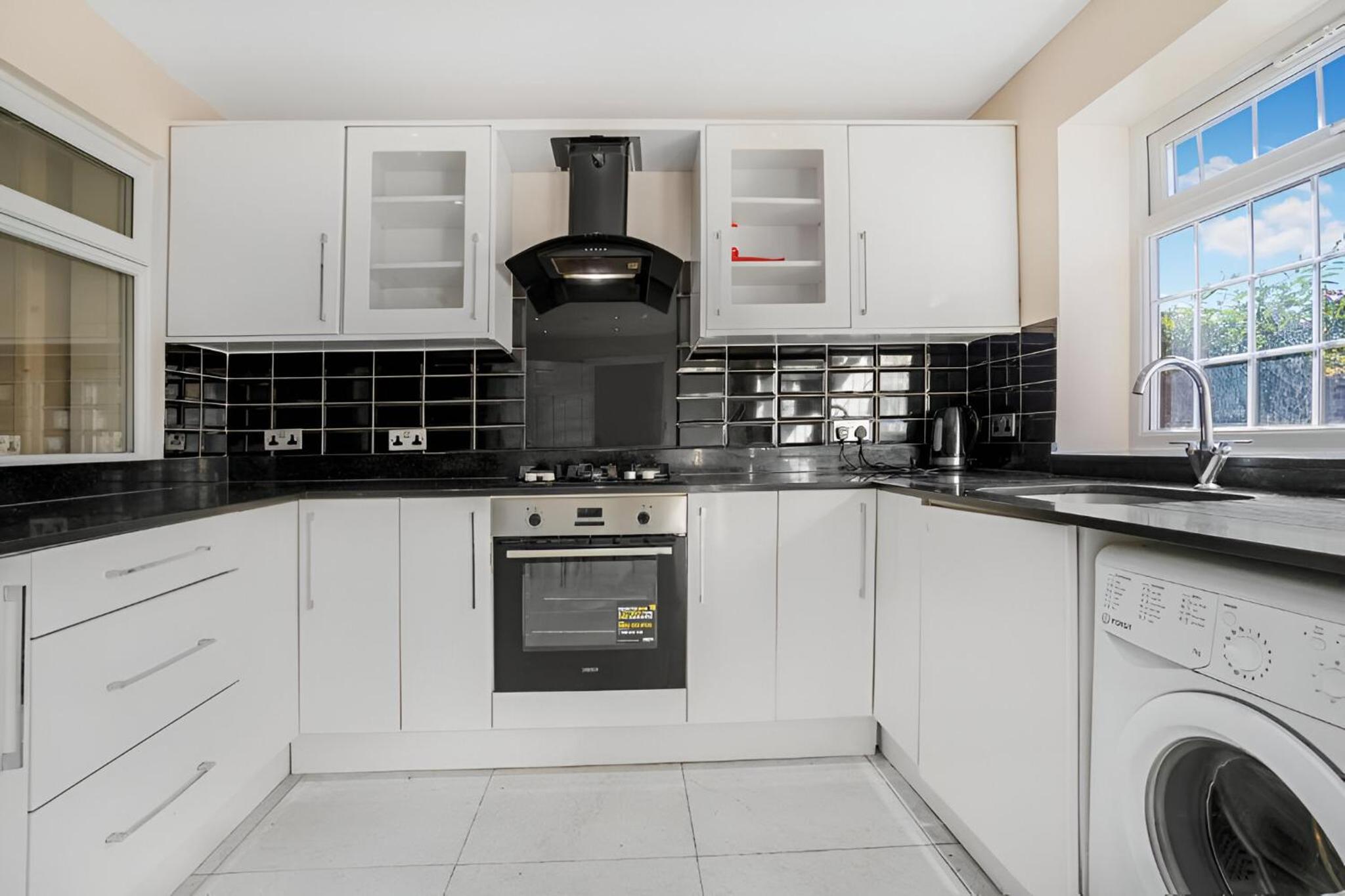 5-Bed House with Garden Near Warner Bros Studios