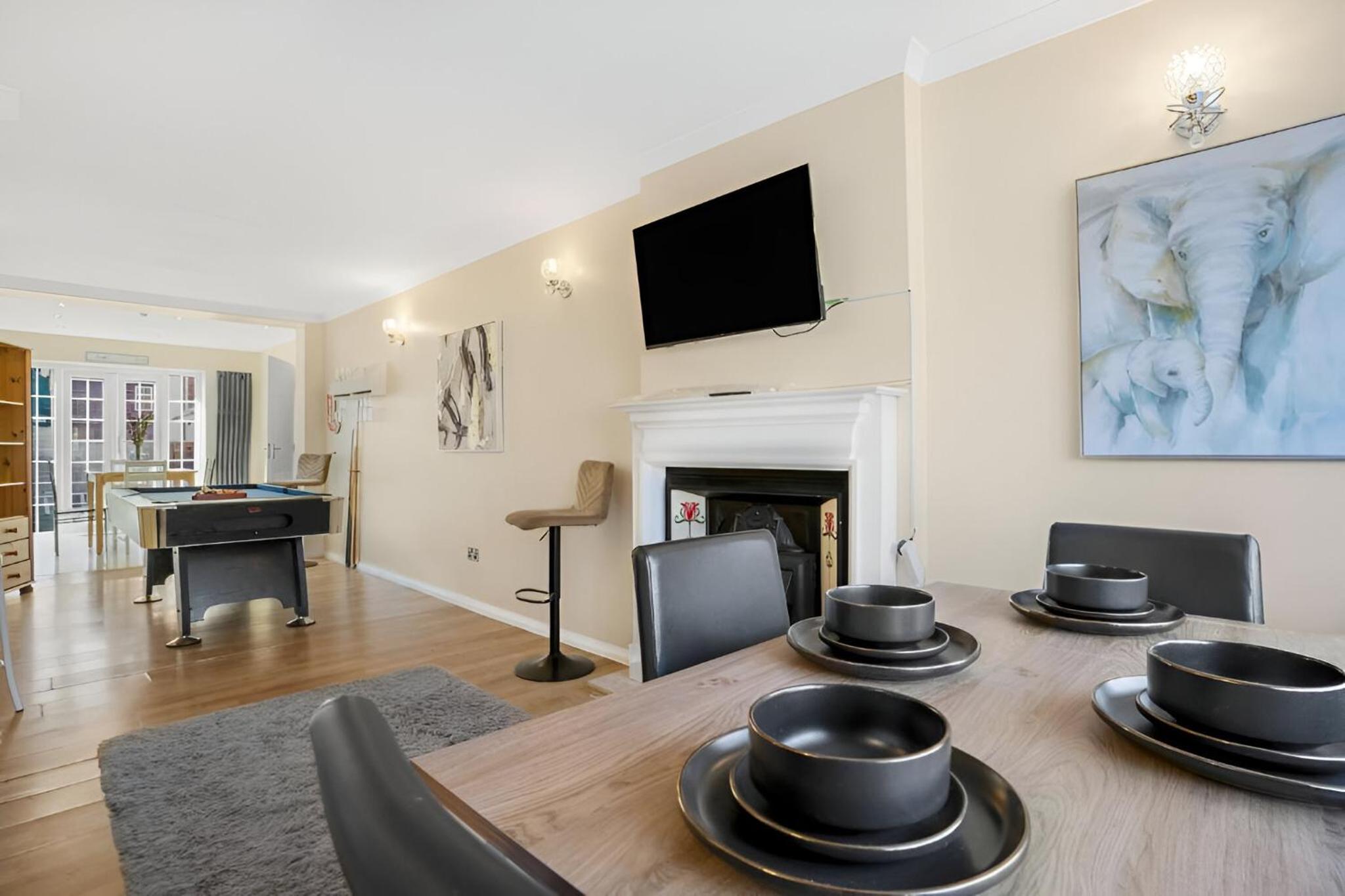 5-Bed House with Garden Near Warner Bros Studios