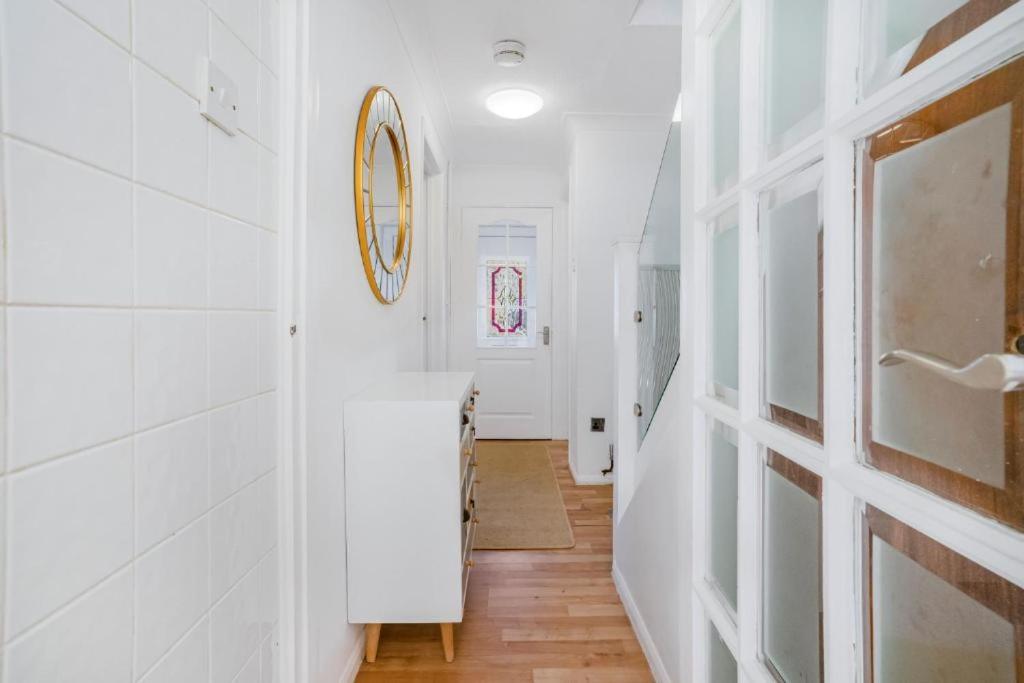 5-Bed House with Garden Near Warner Bros Studios