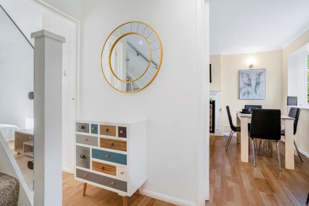 5-Bed House with Garden Near Warner Bros Studios