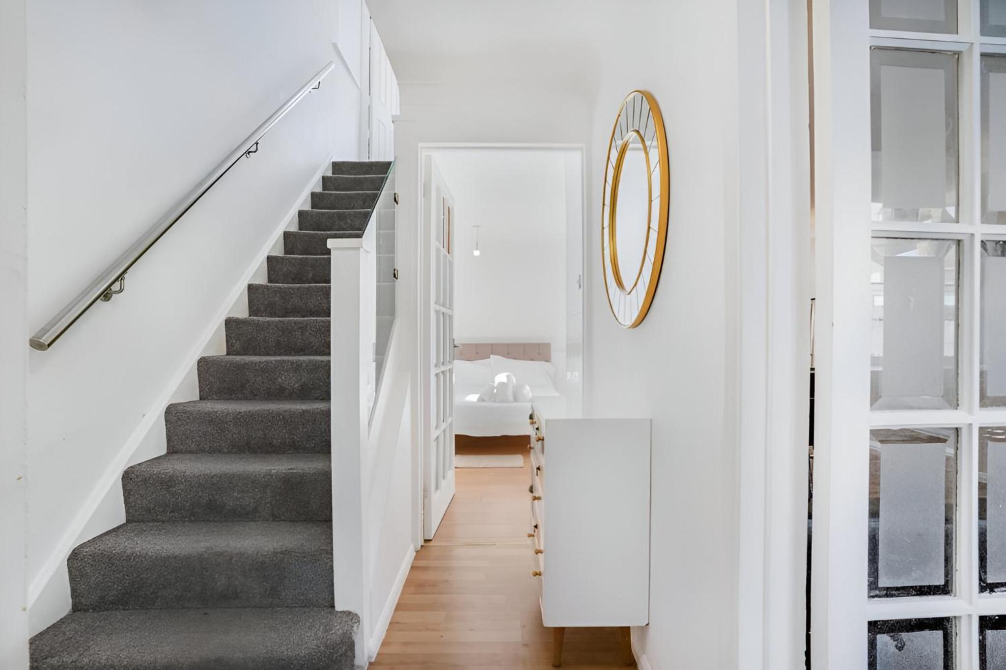 5-Bed House with Garden Near Warner Bros Studios