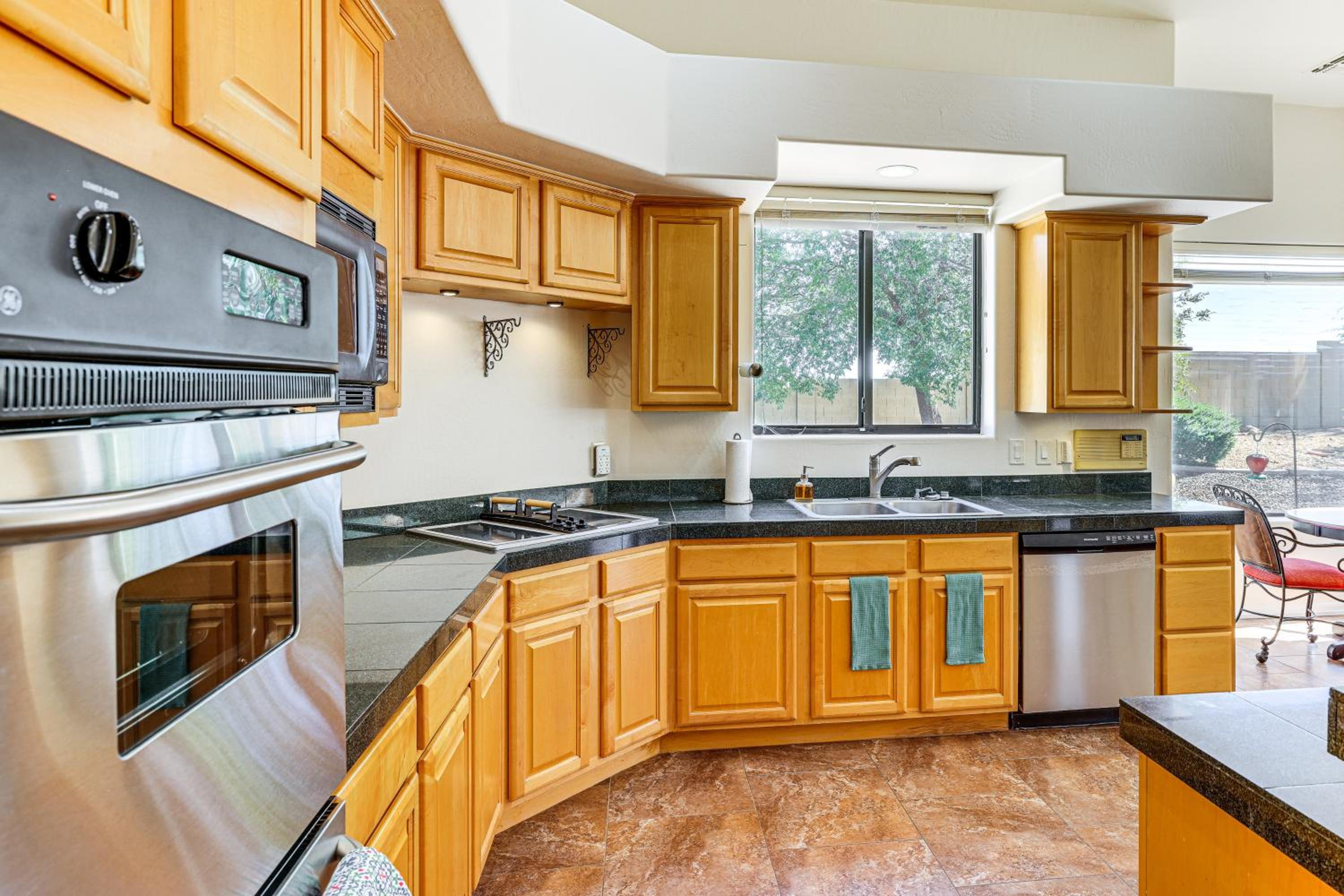 Groups Welcome! Home with Pool and Patio in N Phoenix