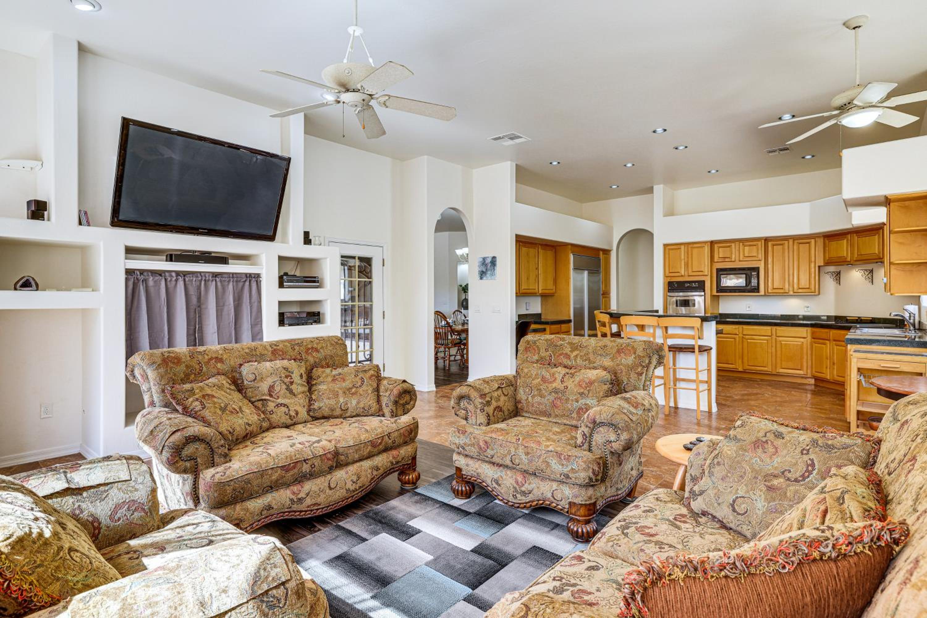 Groups Welcome! Home with Pool and Patio in N Phoenix