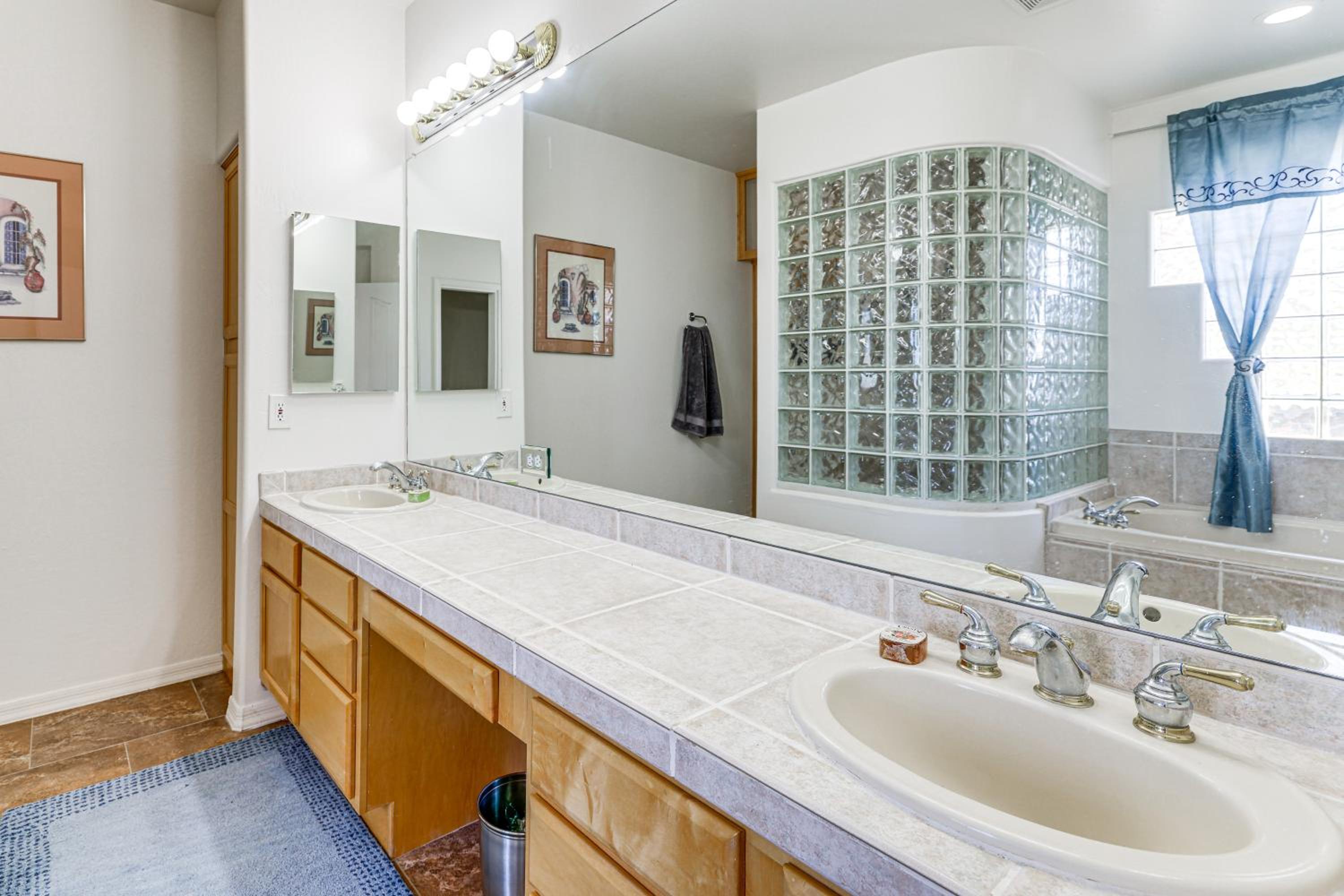 Groups Welcome! Home with Pool and Patio in N Phoenix
