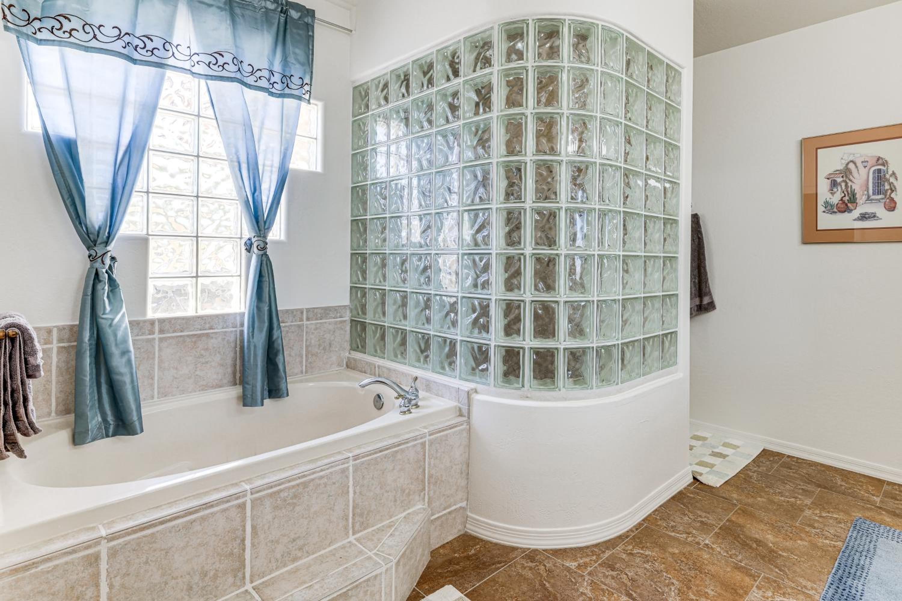 Groups Welcome! Home with Pool and Patio in N Phoenix