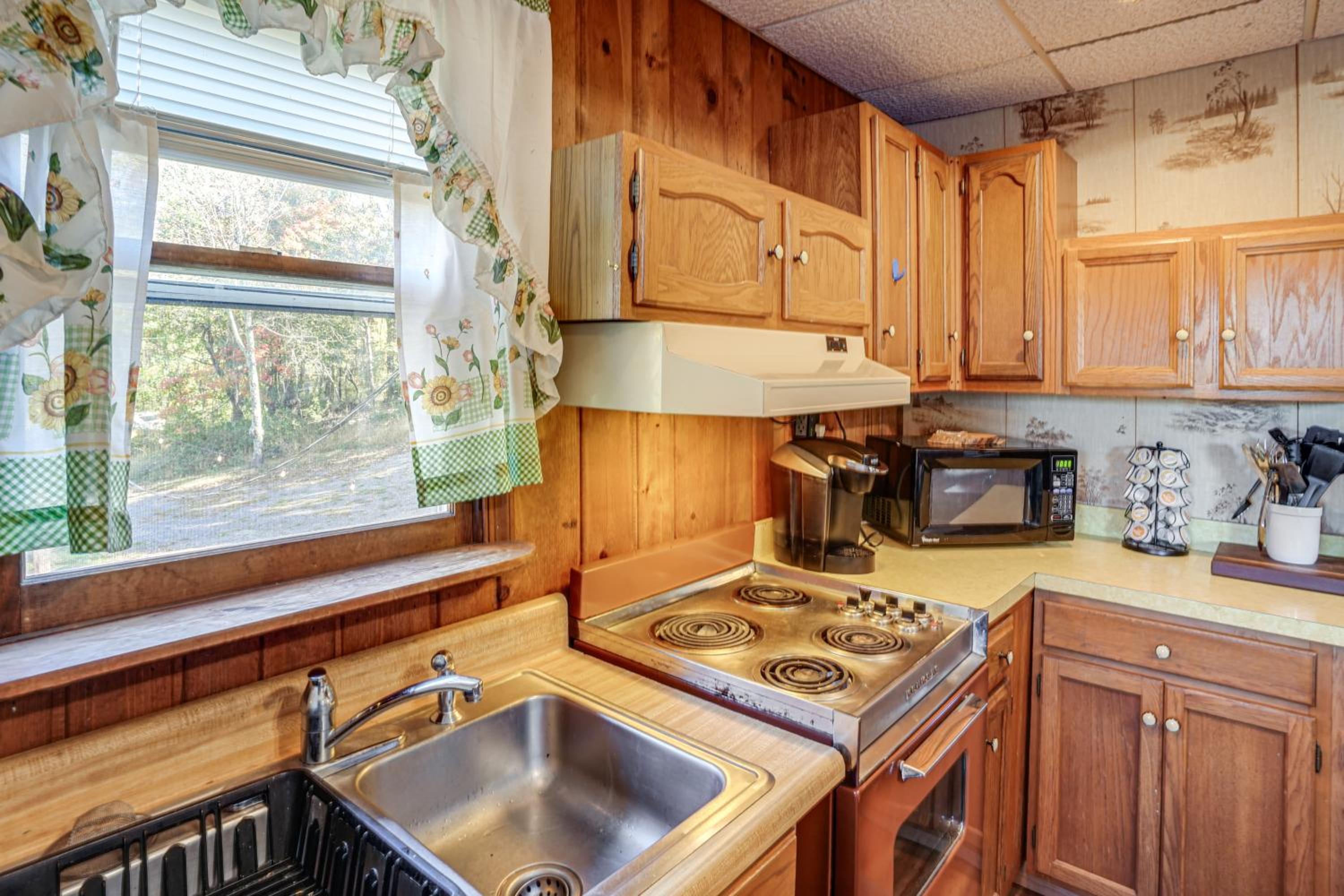 7 Mi to Main Street Cabin with Deck in Stanley!