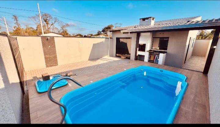 aconchegante com piscina e churrasqueira, pertinho da praia