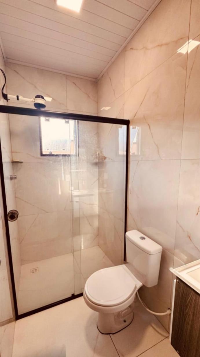 aconchegante com piscina e churrasqueira, pertinho da praia