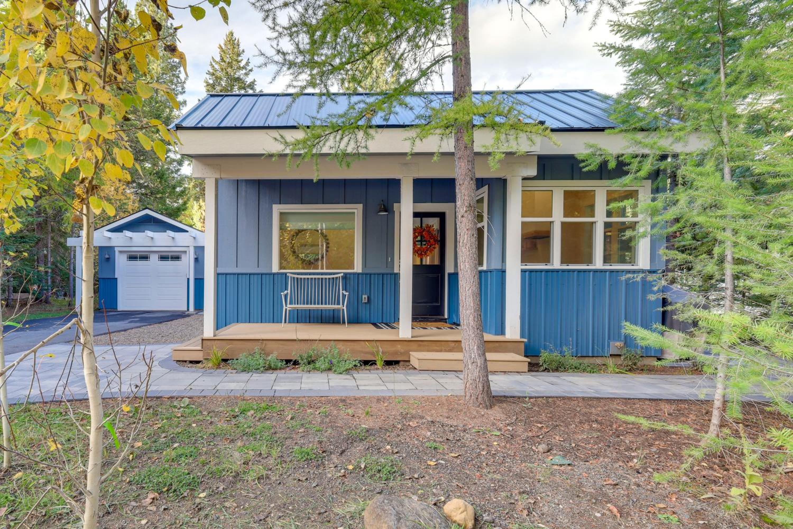 2 Mi to Payette Lake Charming Cottage with Hot Tub!