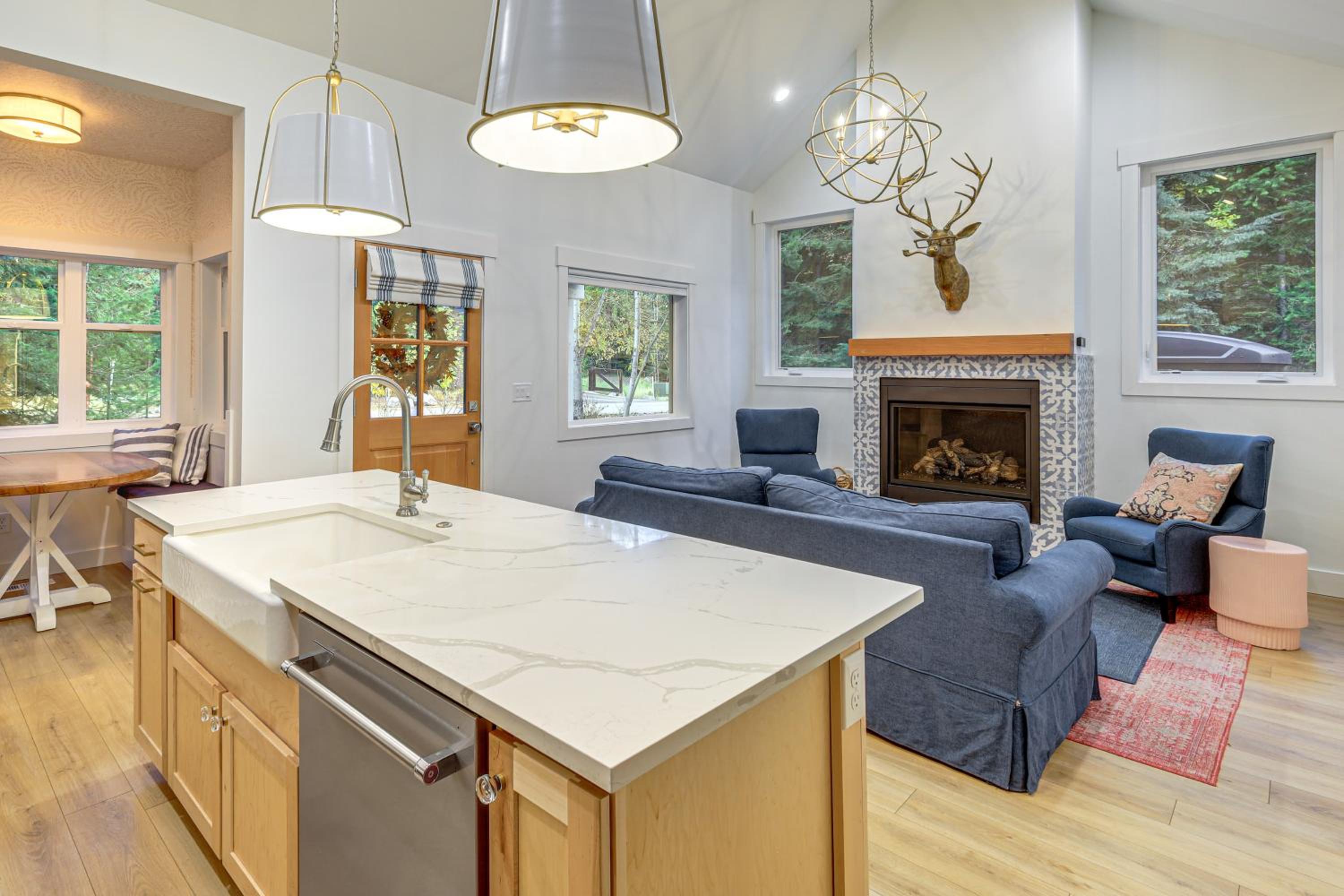 2 Mi to Payette Lake Charming Cottage with Hot Tub!