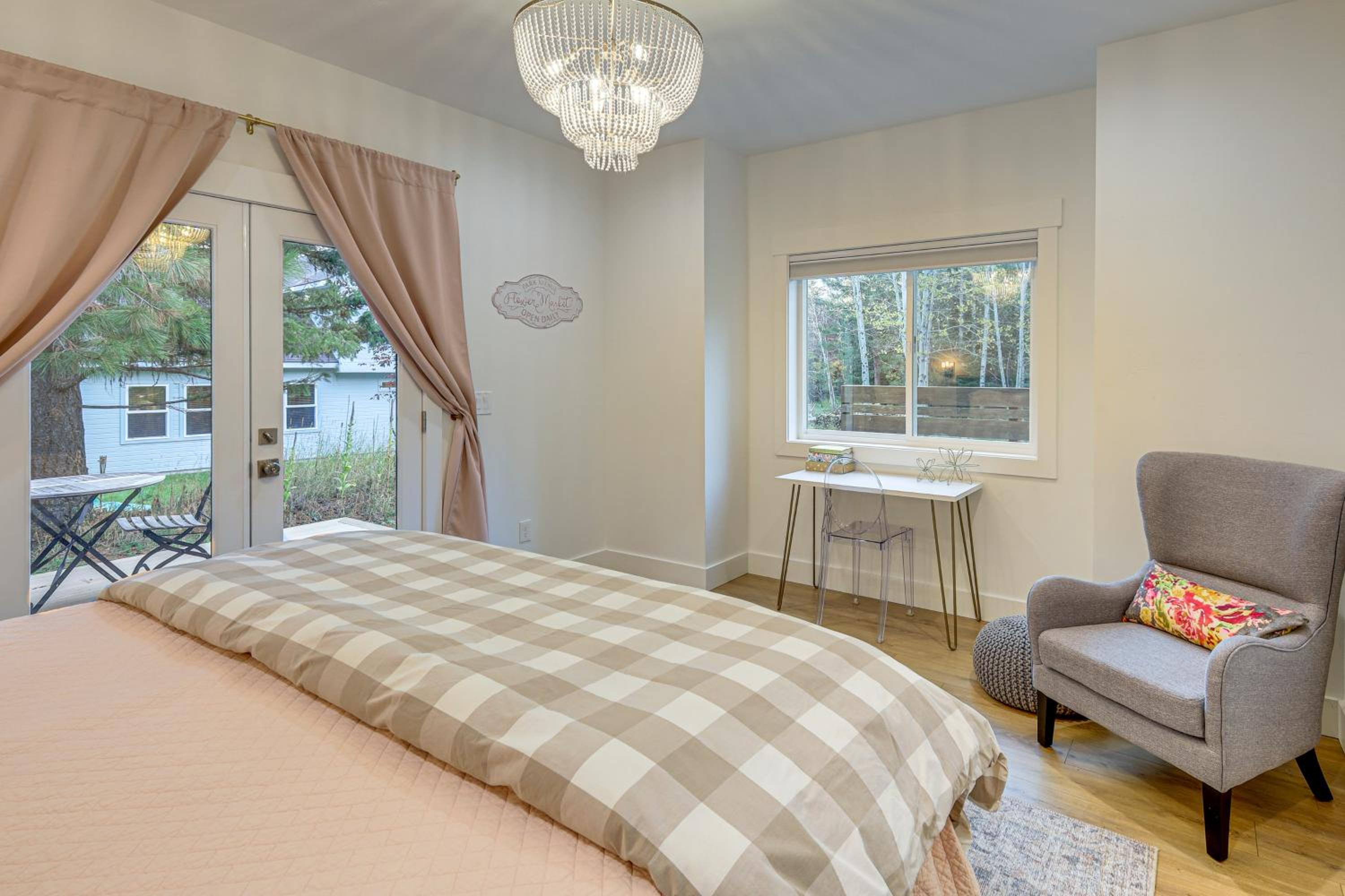 2 Mi to Payette Lake Charming Cottage with Hot Tub!