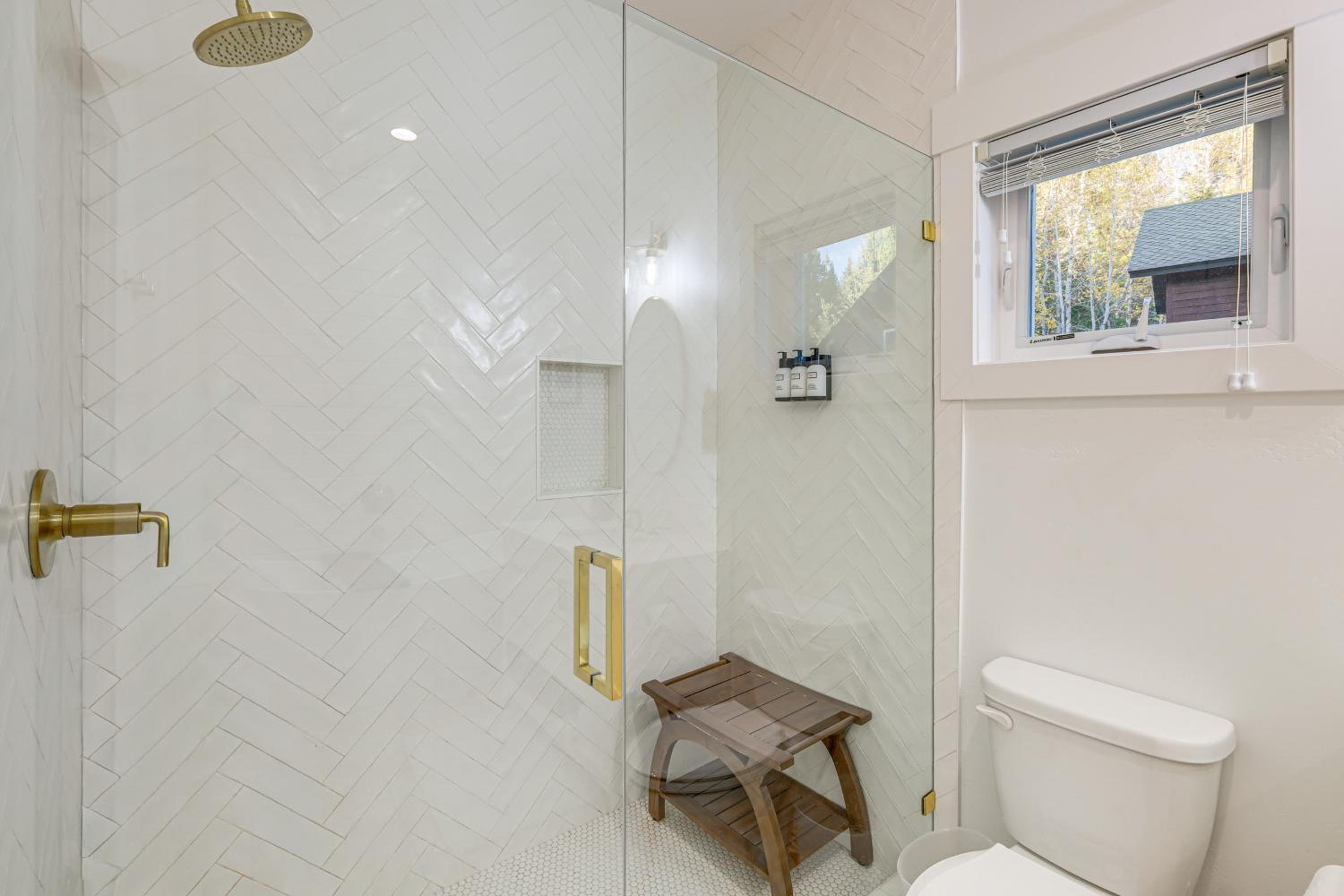 2 Mi to Payette Lake Charming Cottage with Hot Tub!