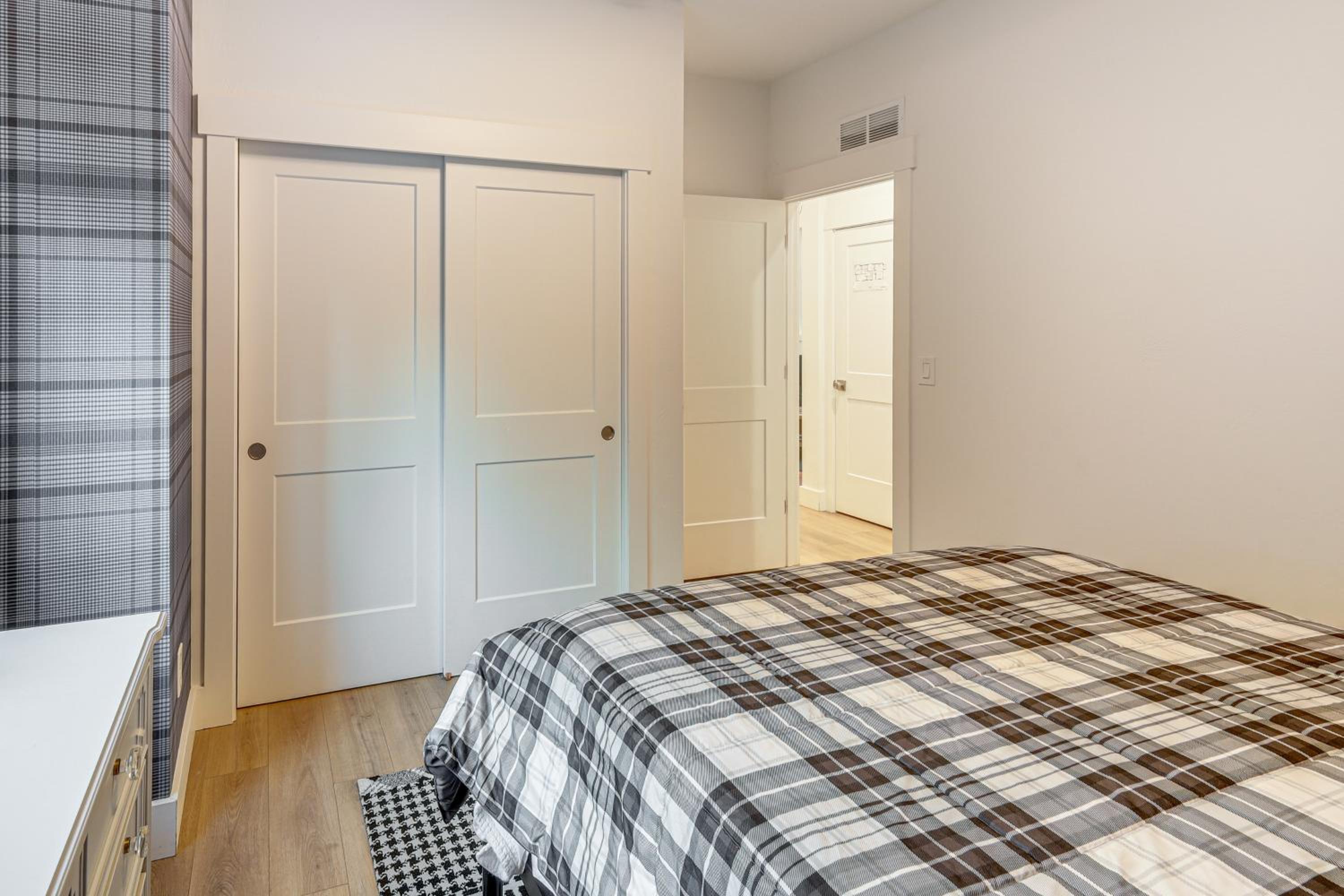 2 Mi to Payette Lake Charming Cottage with Hot Tub!