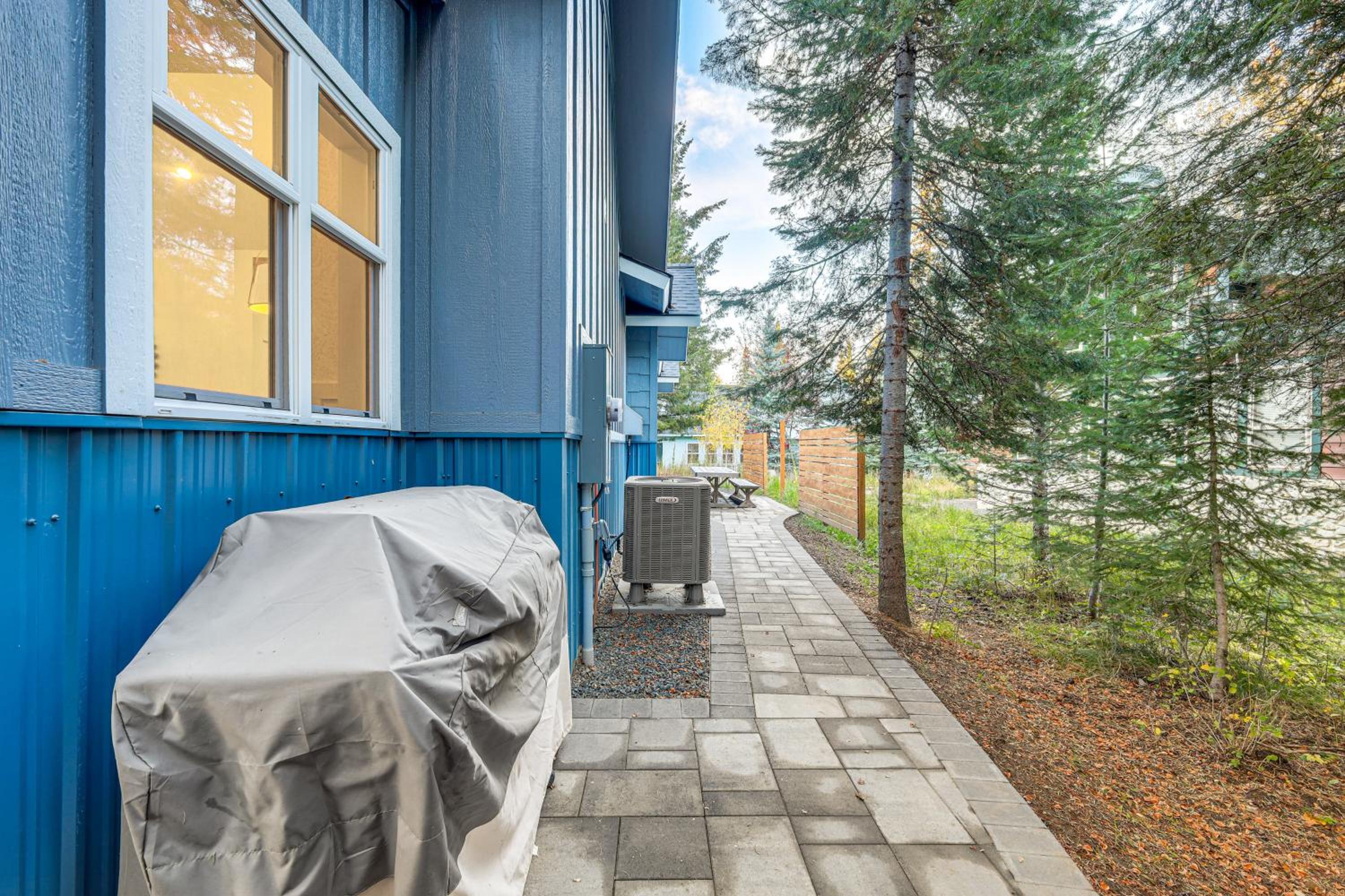 2 Mi to Payette Lake Charming Cottage with Hot Tub!