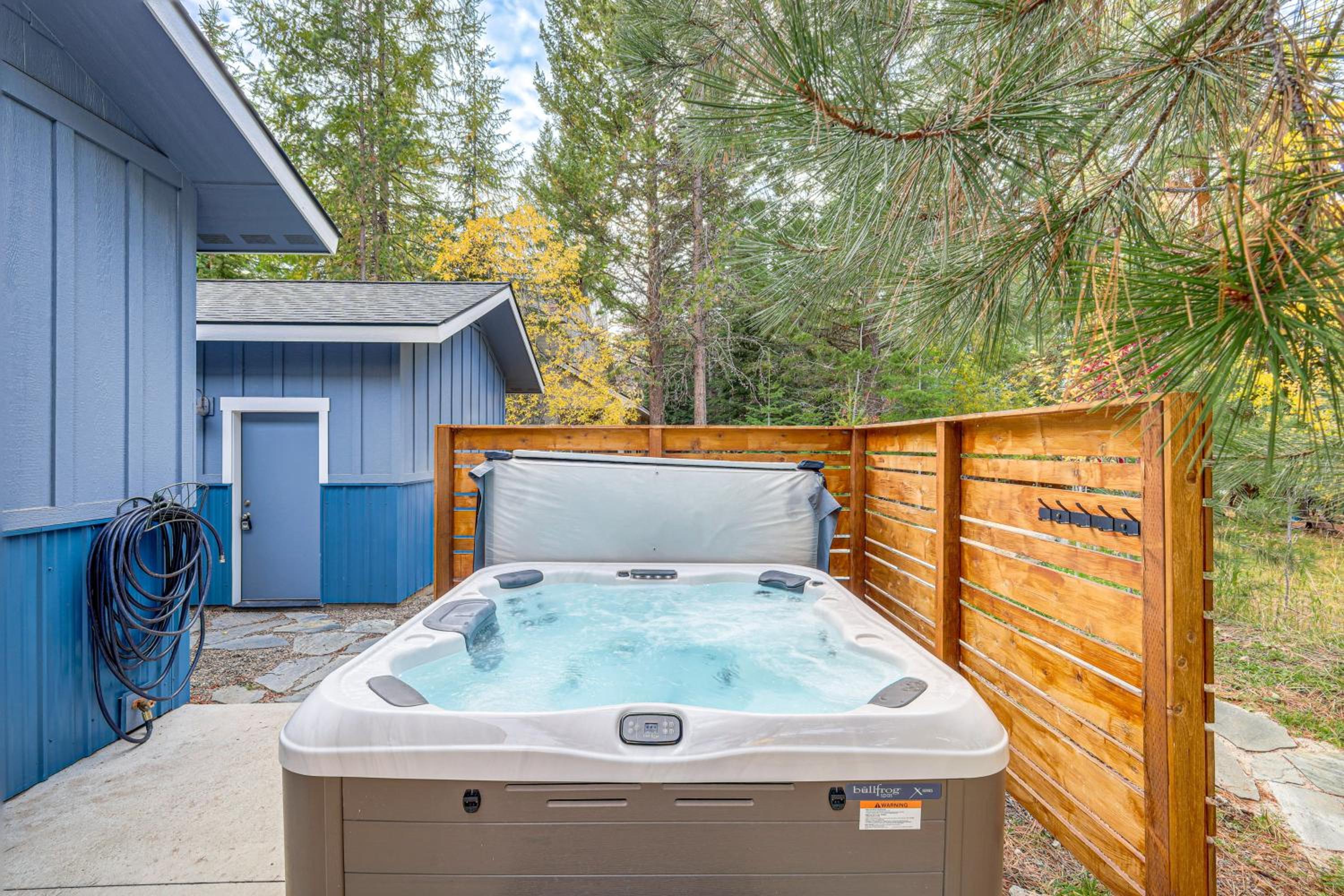 2 Mi to Payette Lake Charming Cottage with Hot Tub!