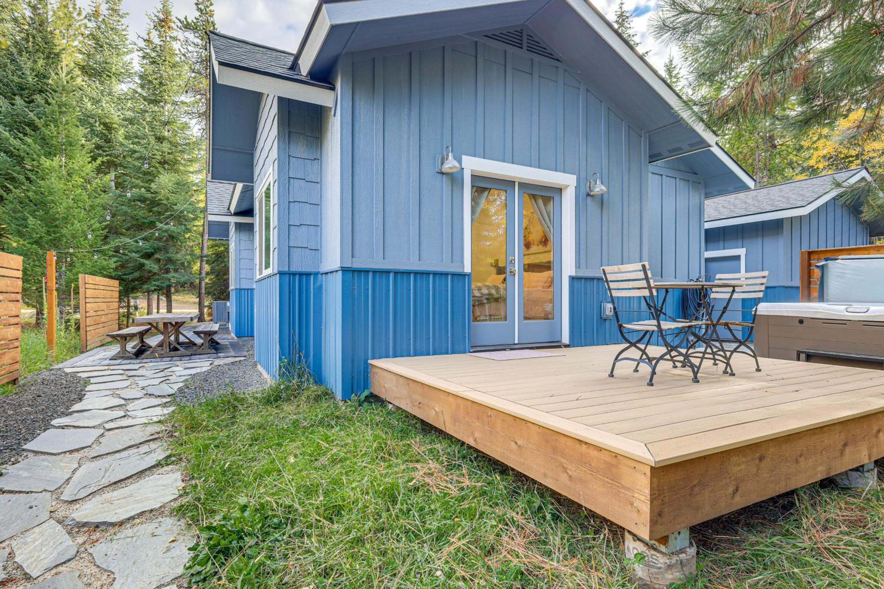 2 Mi to Payette Lake Charming Cottage with Hot Tub!