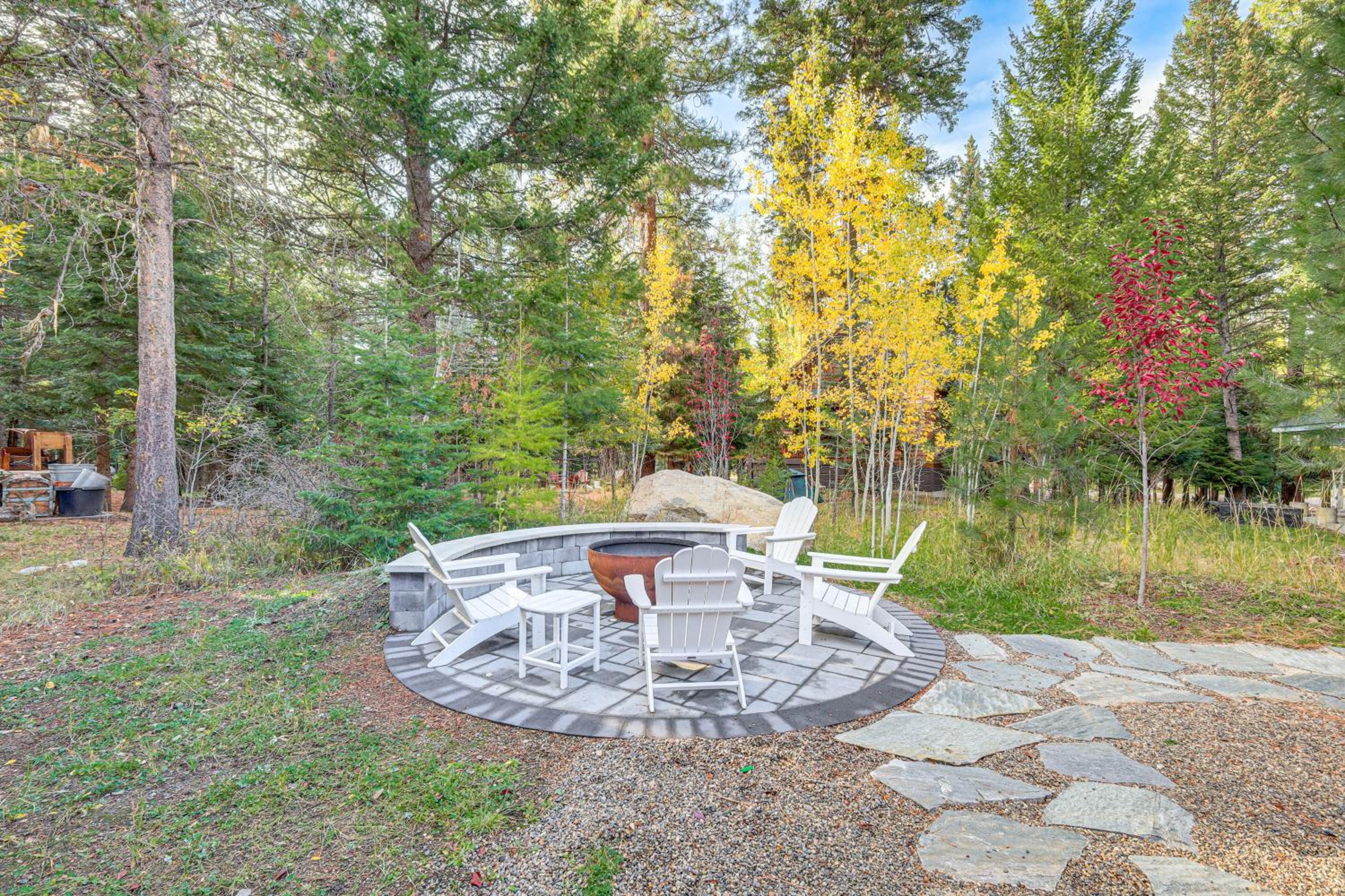 2 Mi to Payette Lake Charming Cottage with Hot Tub!