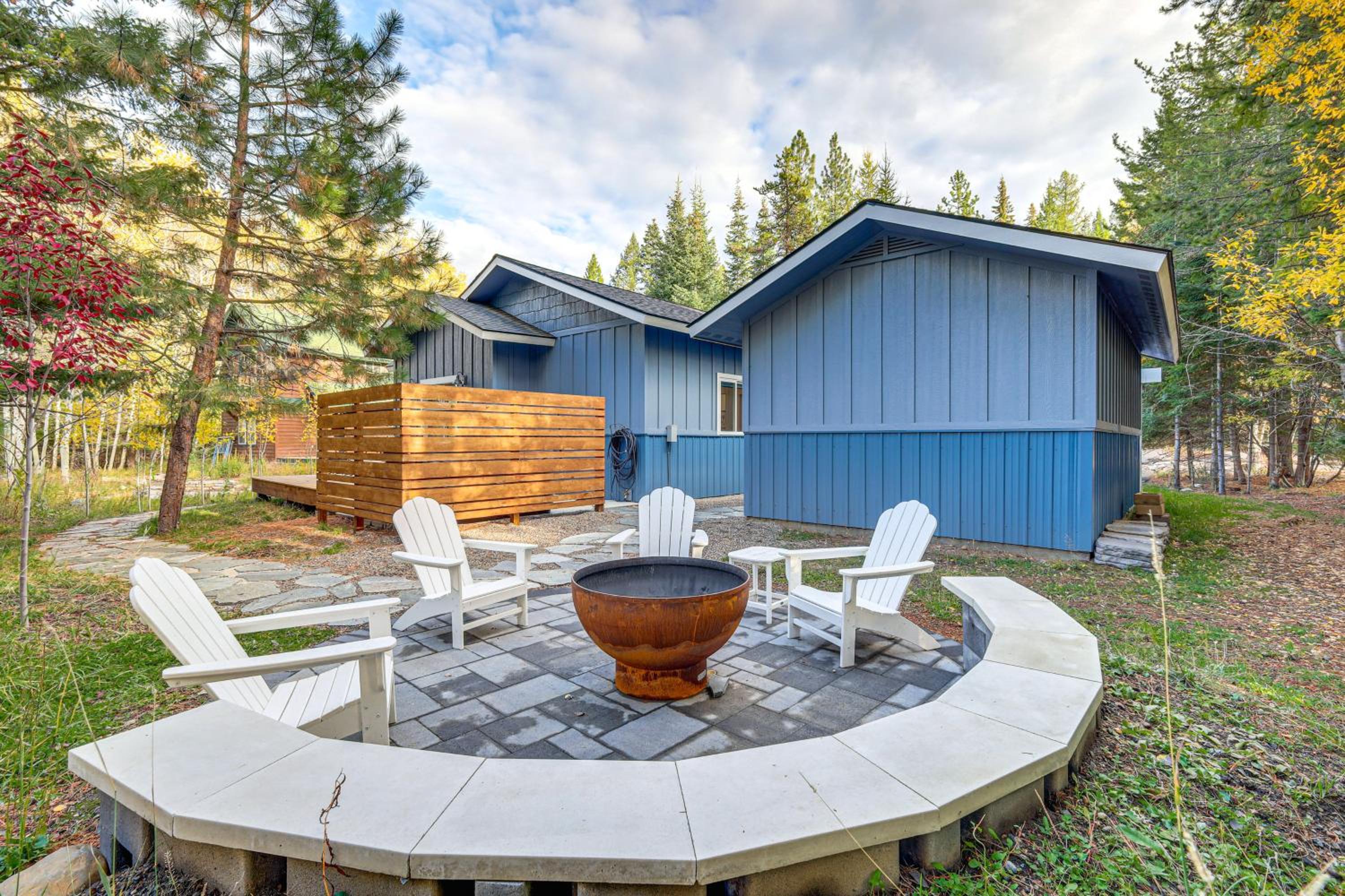2 Mi to Payette Lake Charming Cottage with Hot Tub!