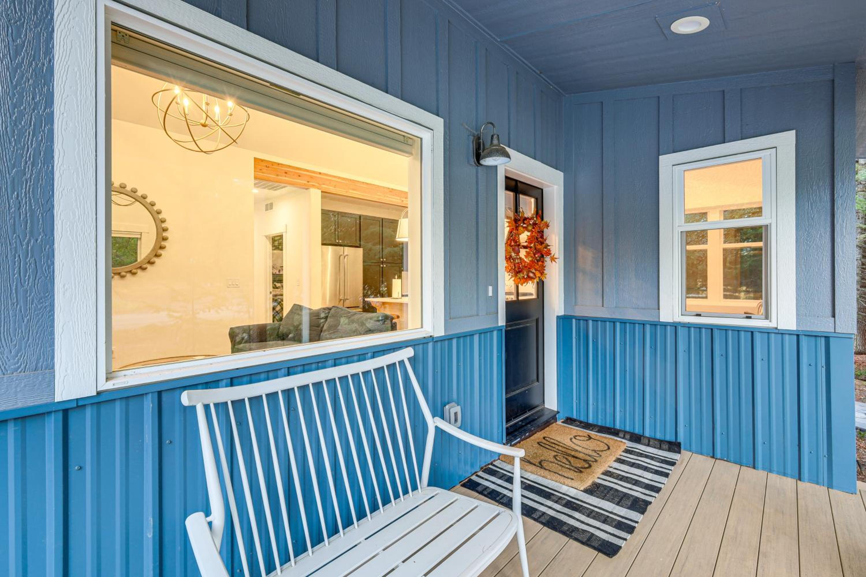 2 Mi to Payette Lake Charming Cottage with Hot Tub!