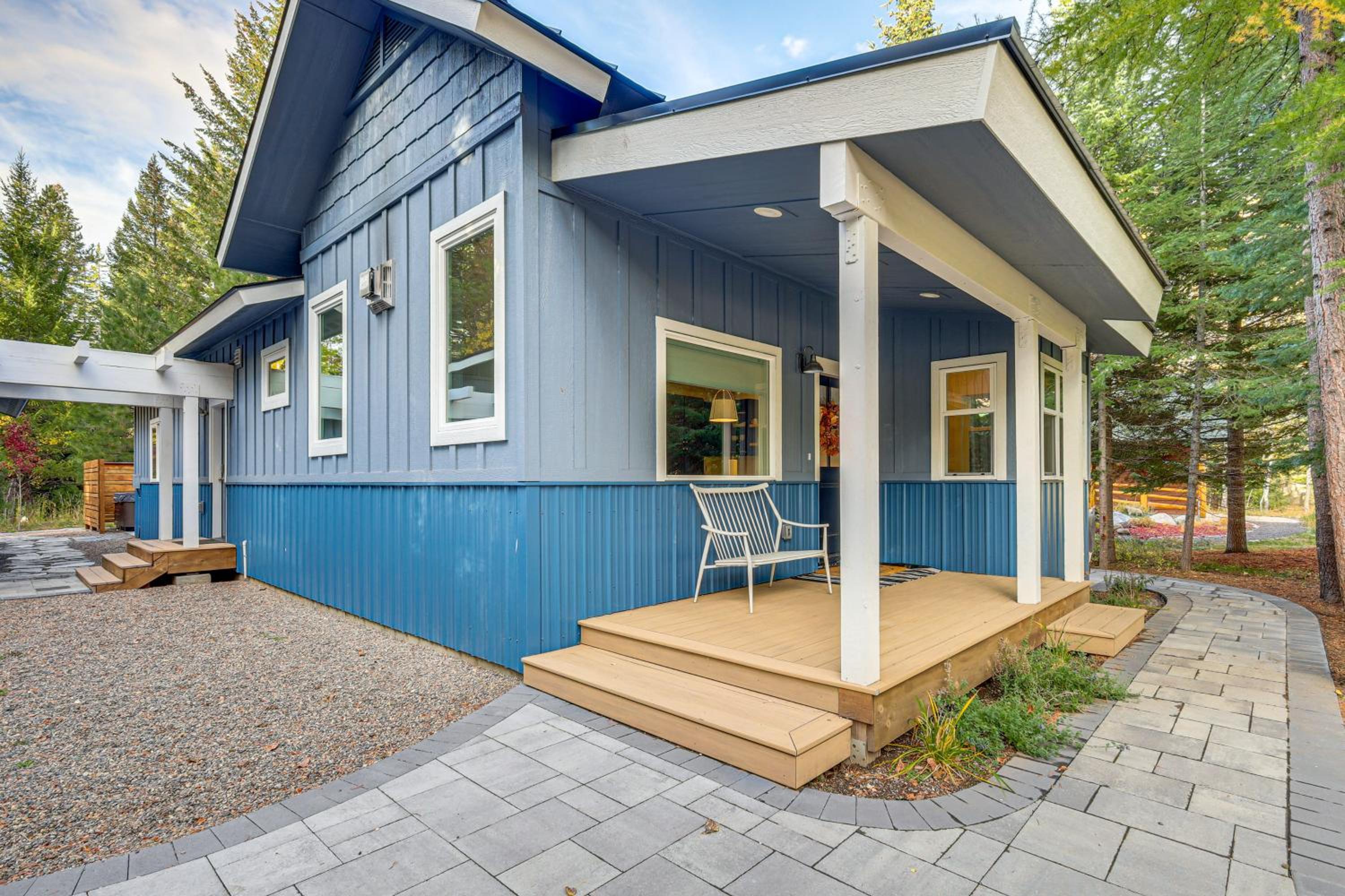 2 Mi to Payette Lake Charming Cottage with Hot Tub!