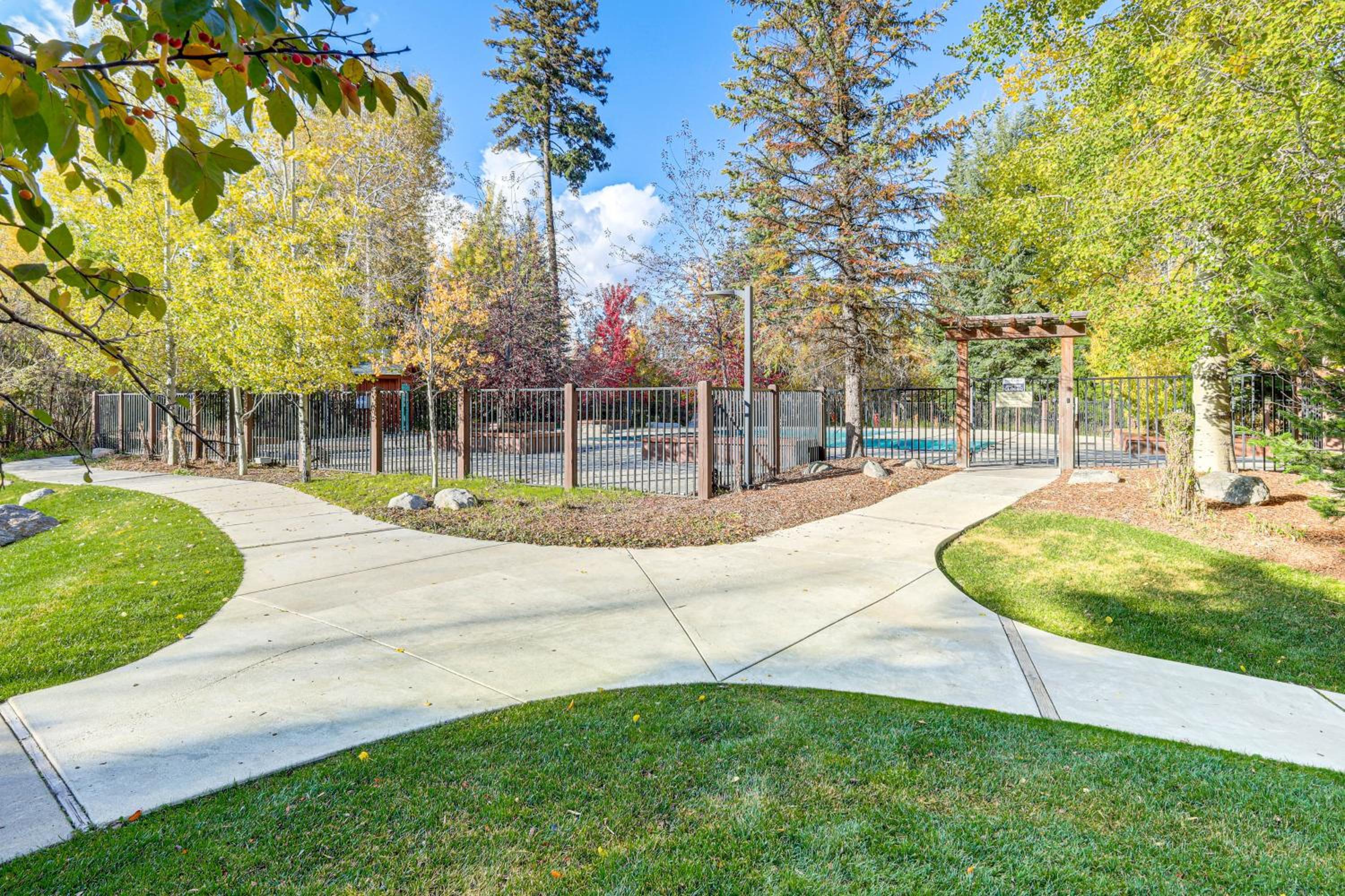 2 Mi to Payette Lake Charming Cottage with Hot Tub!