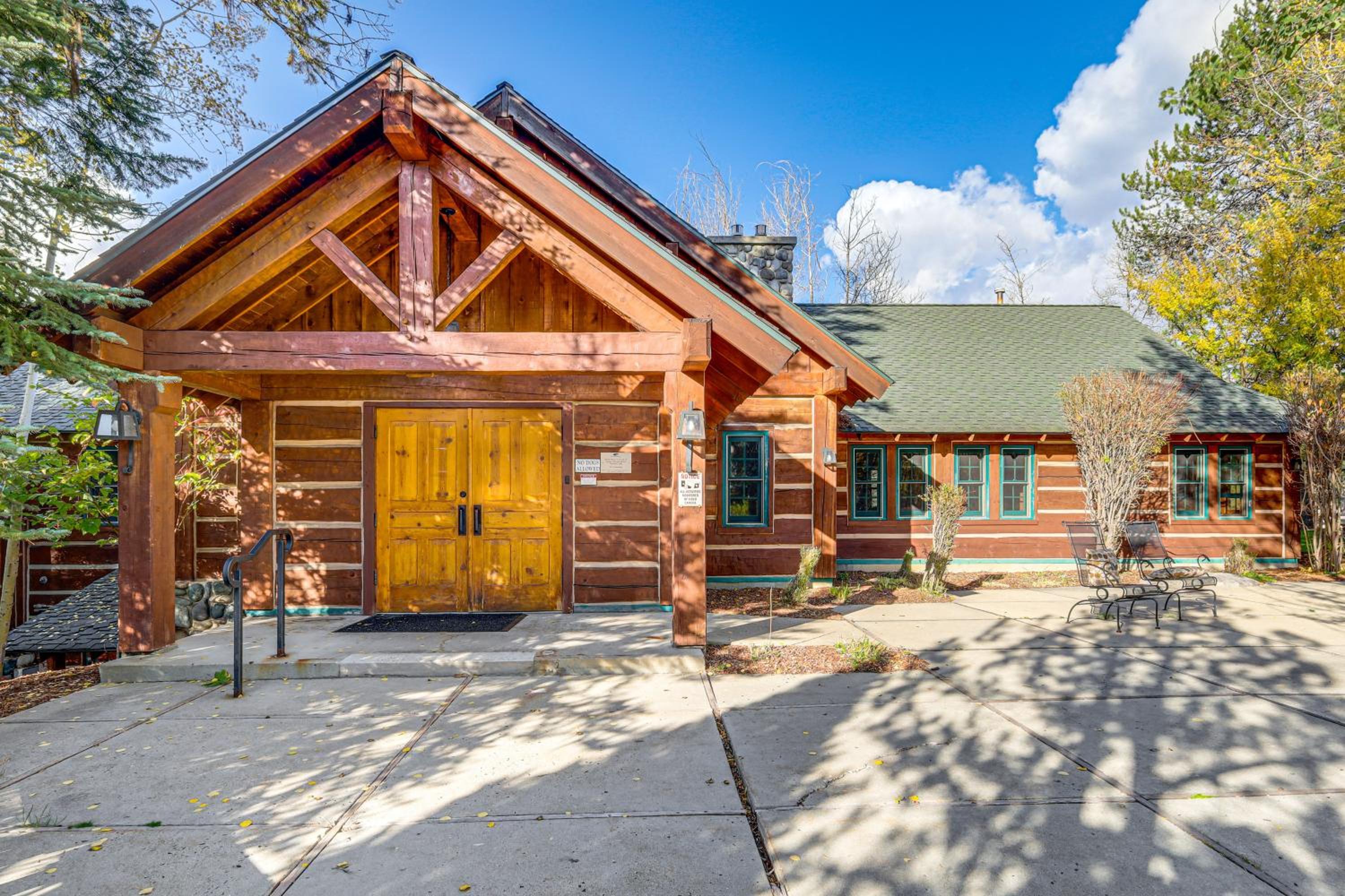 2 Mi to Payette Lake Charming Cottage with Hot Tub!