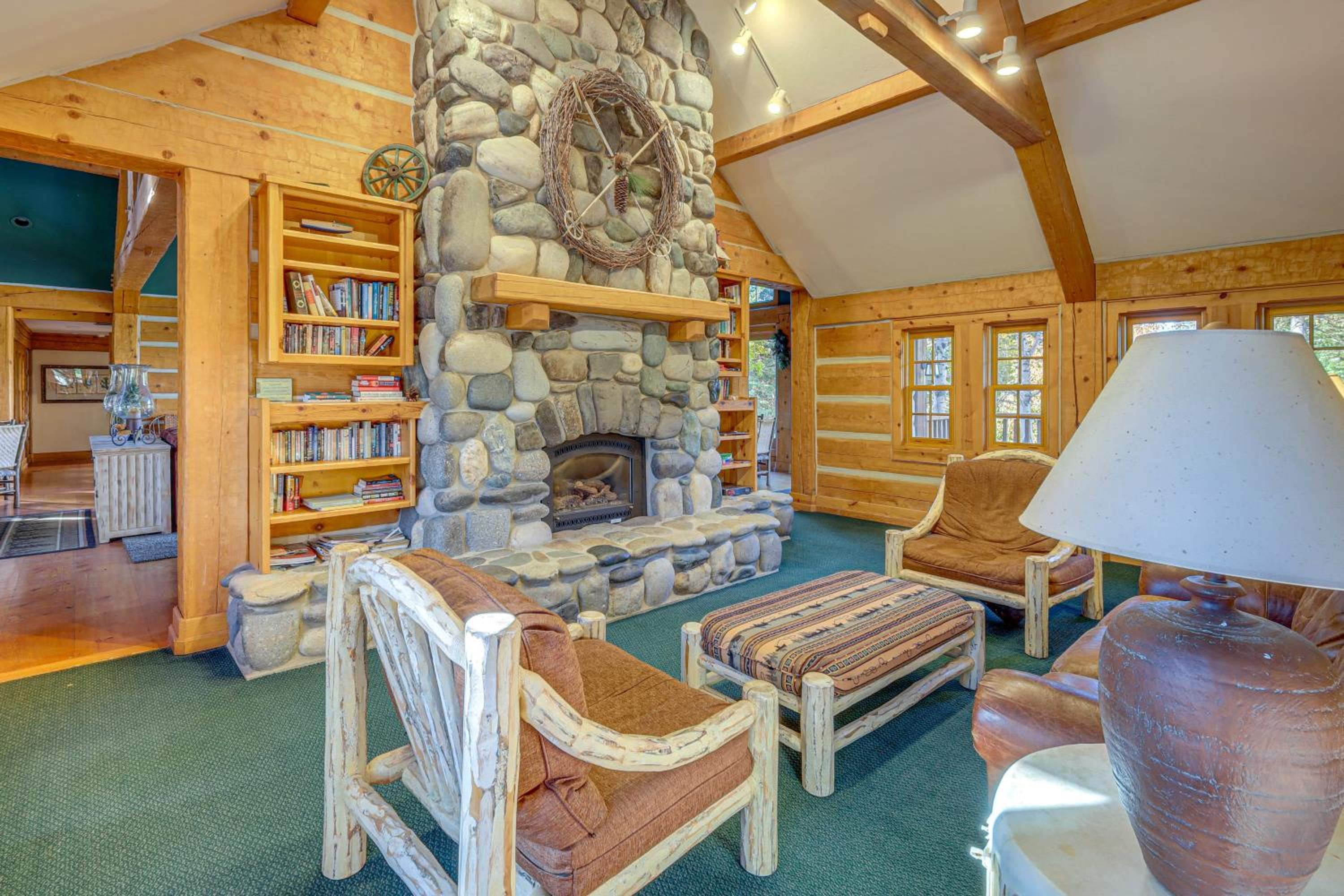 2 Mi to Payette Lake Charming Cottage with Hot Tub!