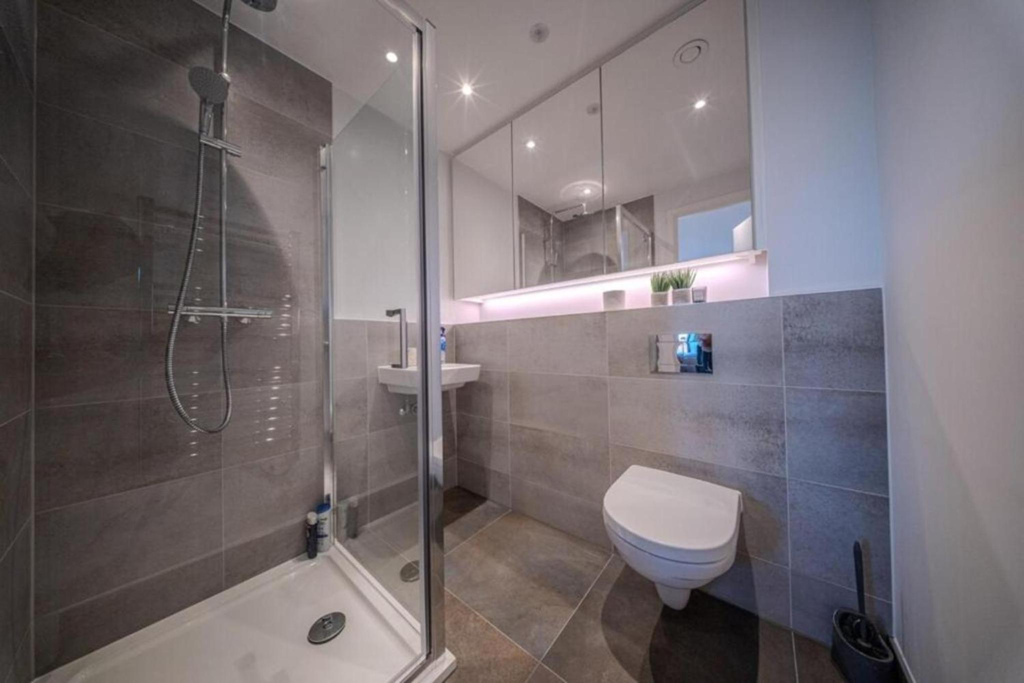 Luxuary 2BR Apt Sleeps 9, Wembley and Park Views