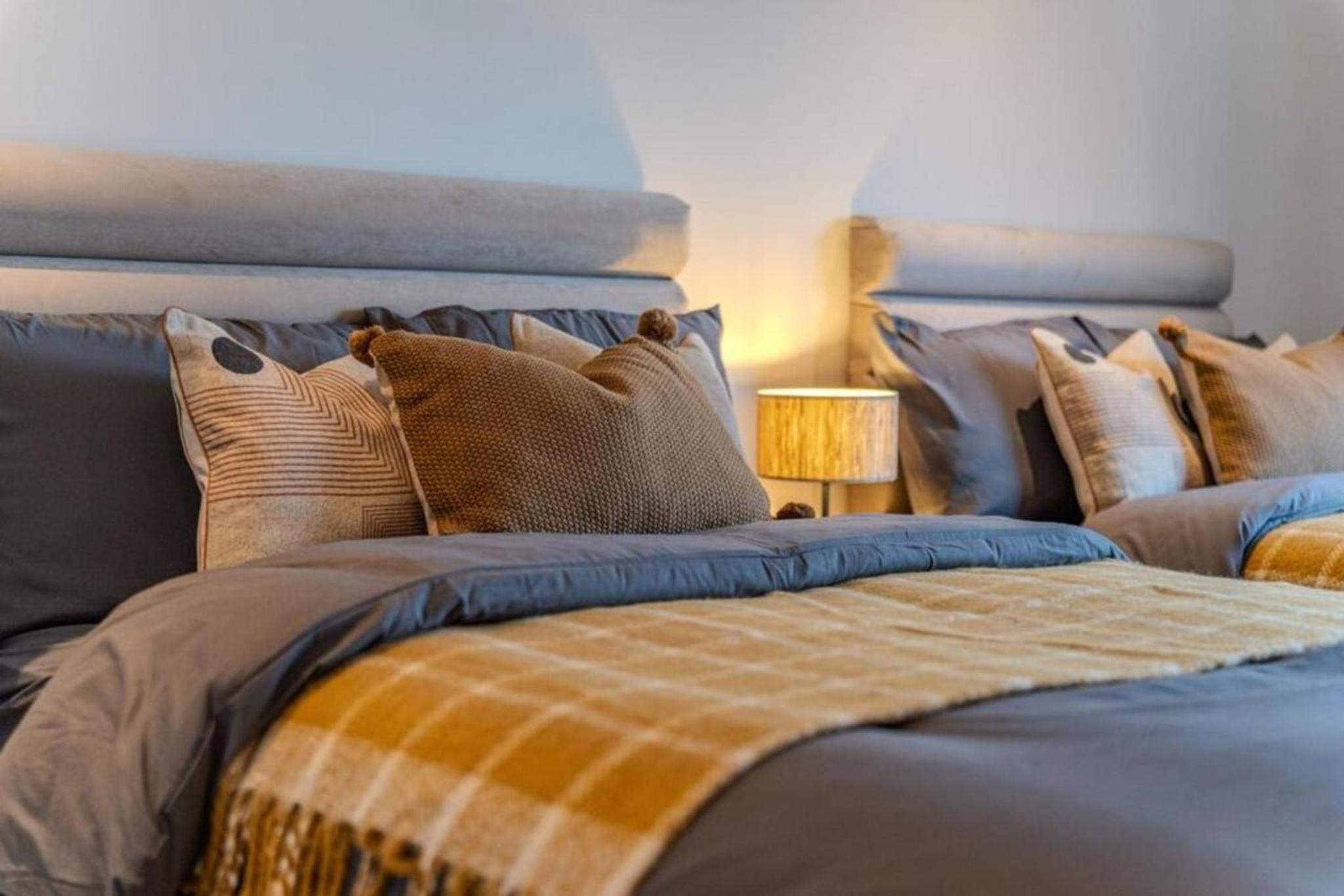 Luxuary 2BR Apt Sleeps 9, Wembley and Park Views