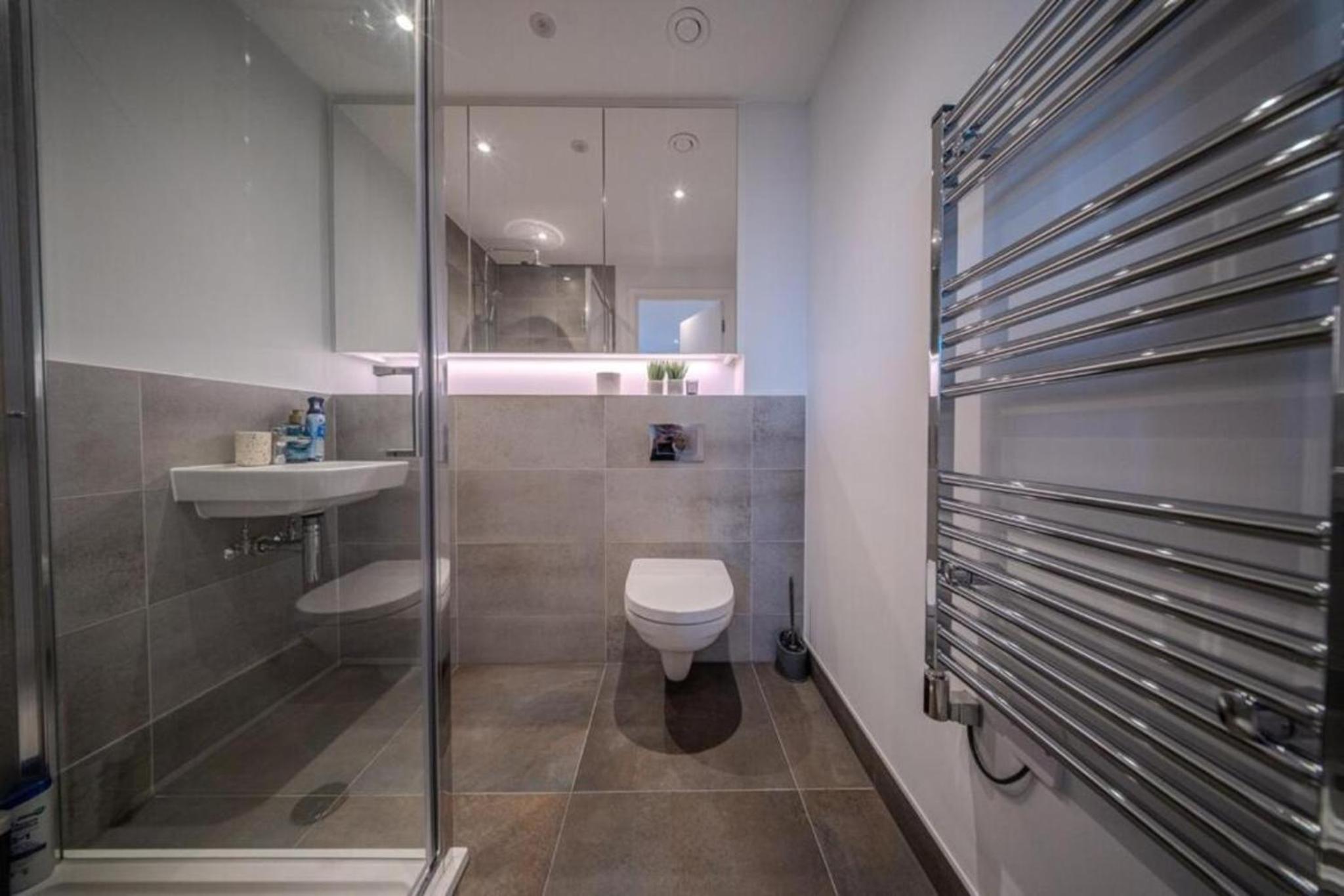 Luxuary 2BR Apt Sleeps 9, Wembley and Park Views