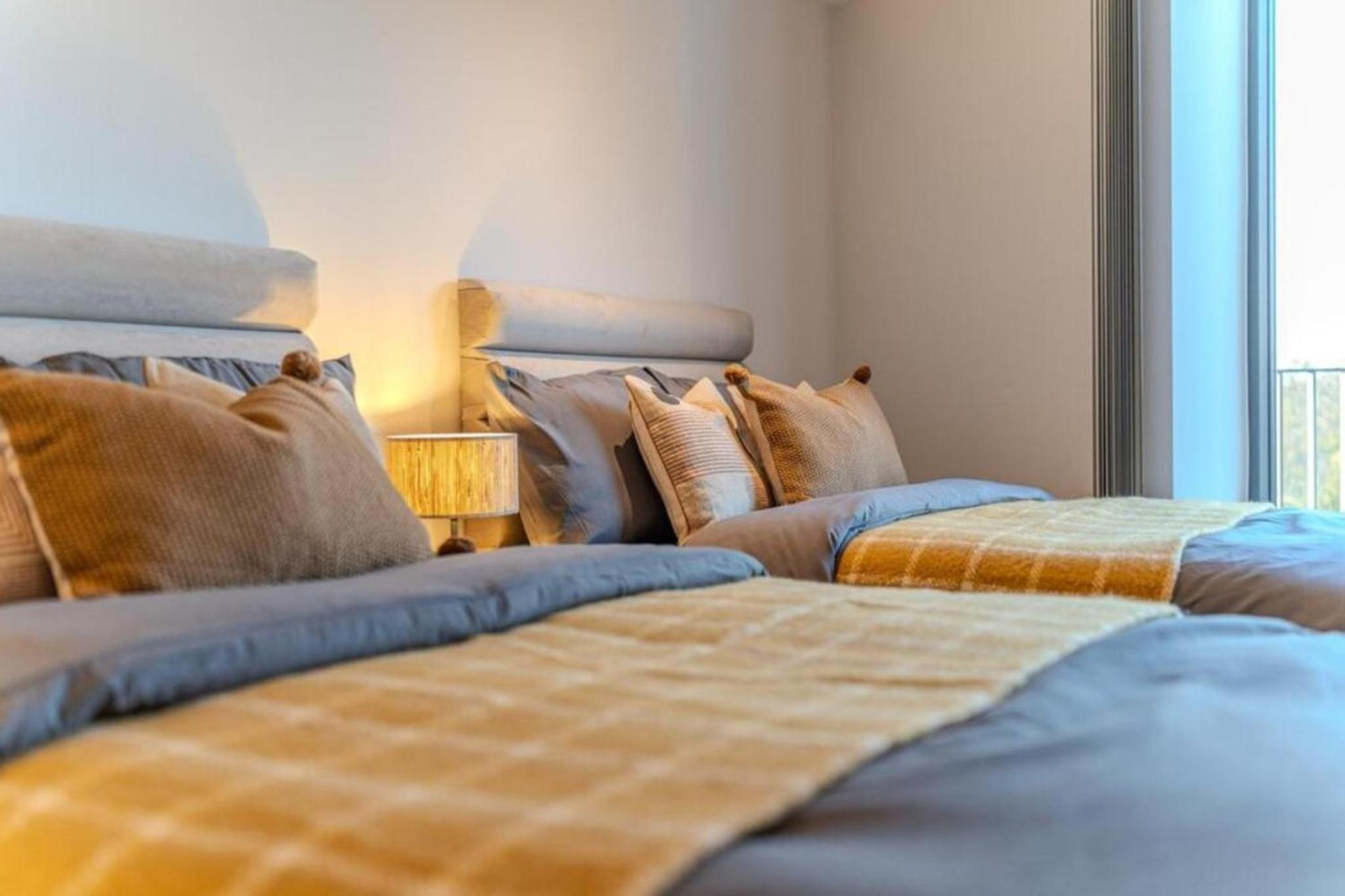 Luxuary 2BR Apt Sleeps 9, Wembley and Park Views