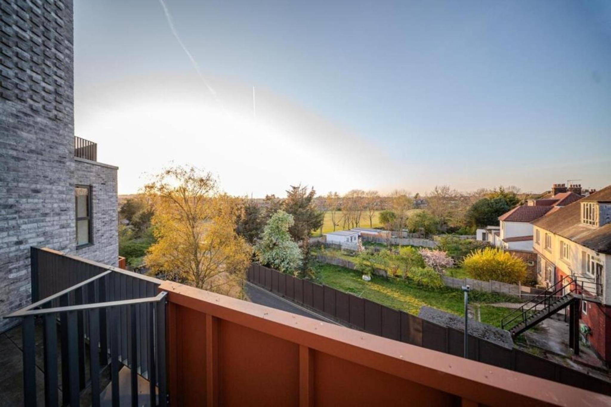 Luxuary 2BR Apt Sleeps 9, Wembley and Park Views