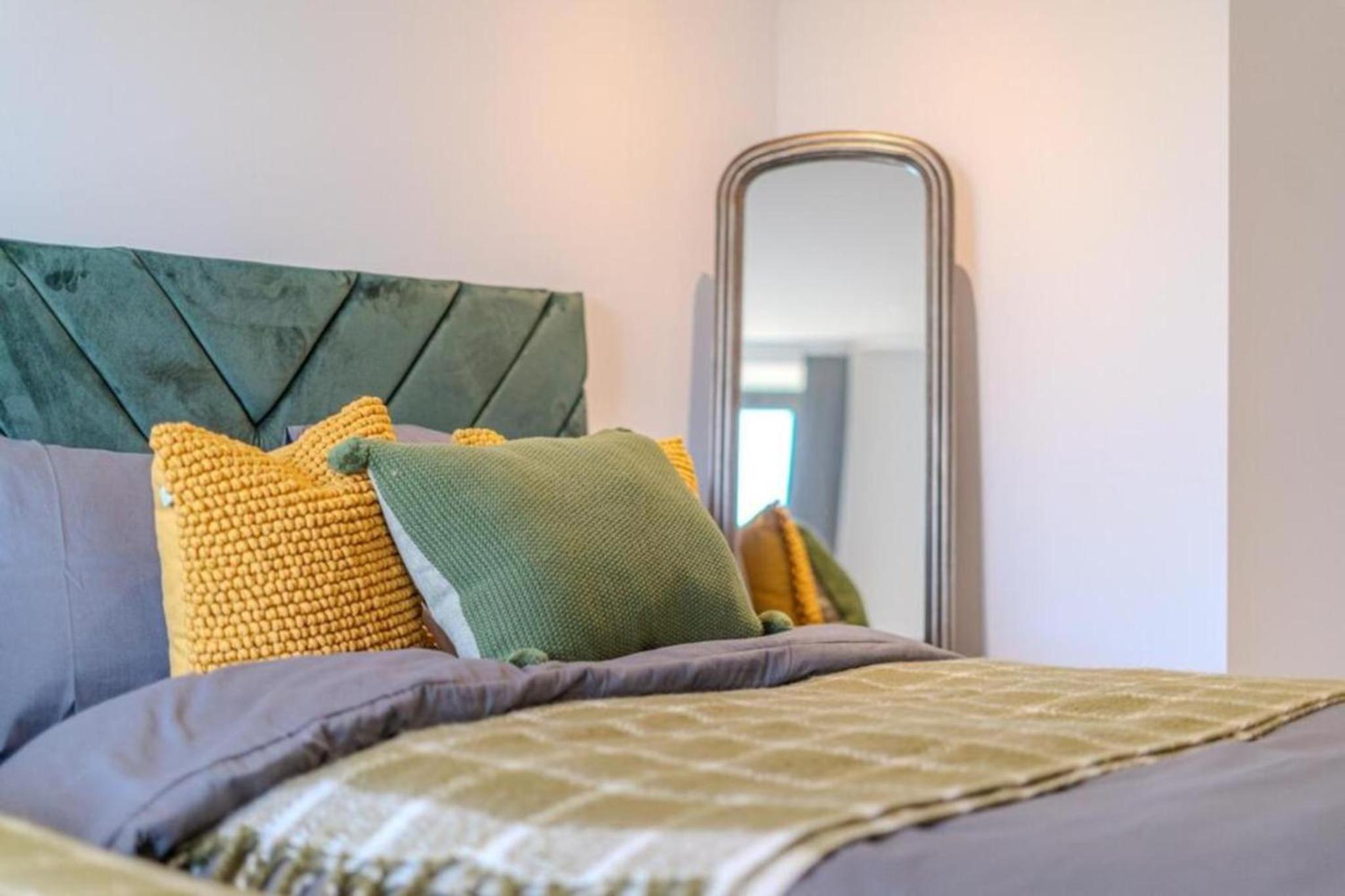 Luxuary 2BR Apt Sleeps 9, Wembley and Park Views