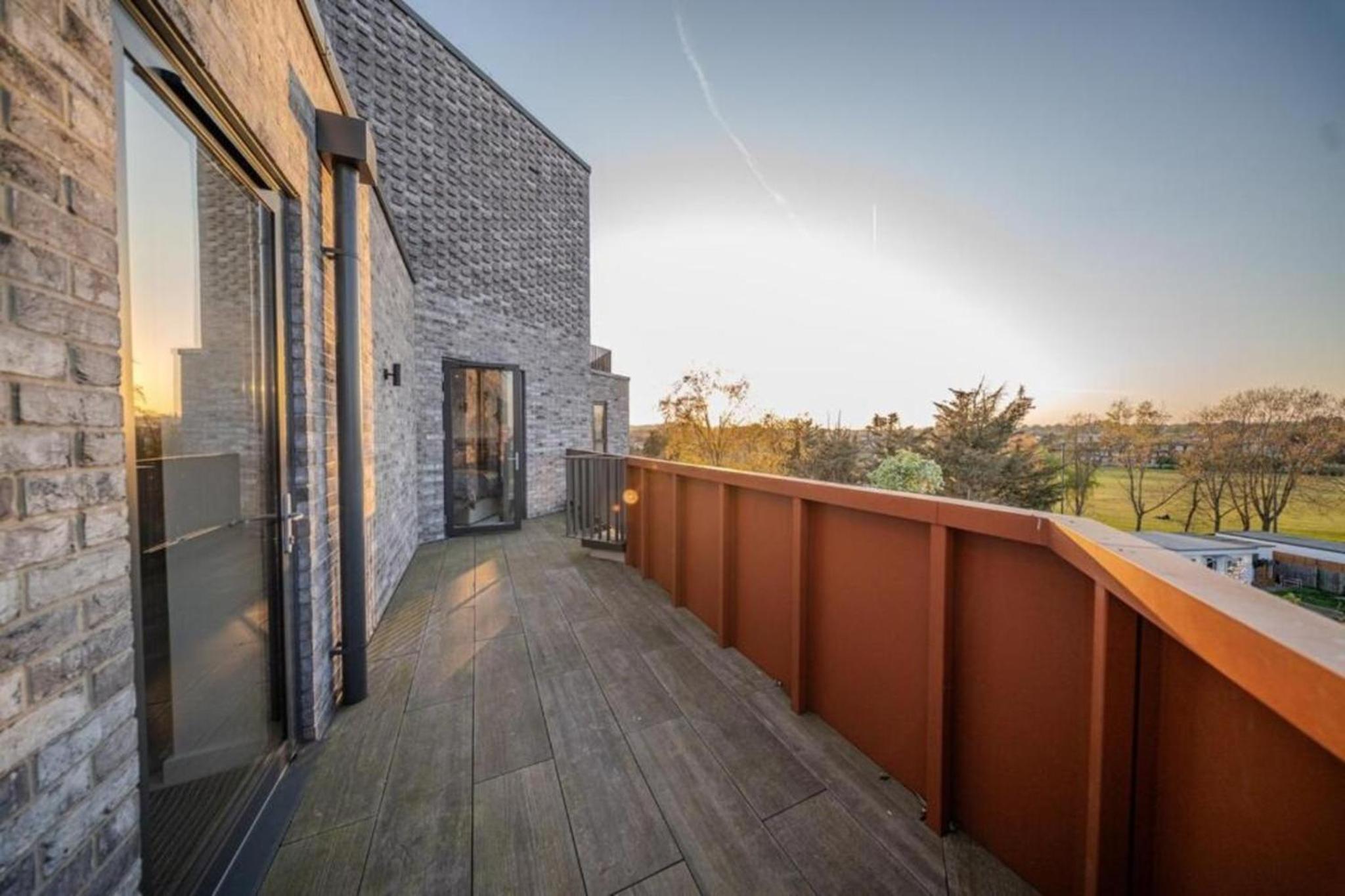 Luxuary 2BR Apt Sleeps 9, Wembley and Park Views