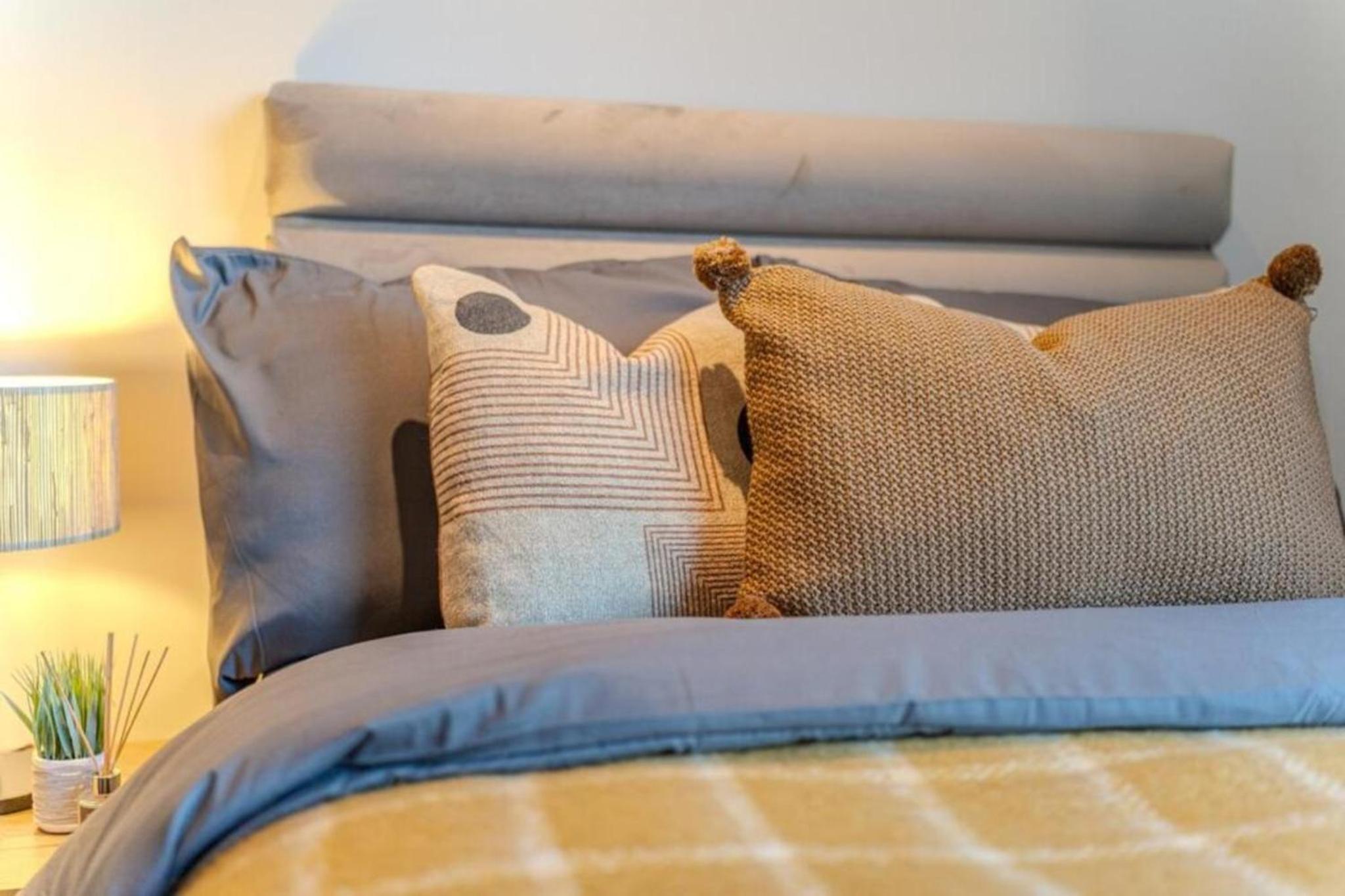 Luxuary 2BR Apt Sleeps 9, Wembley and Park Views