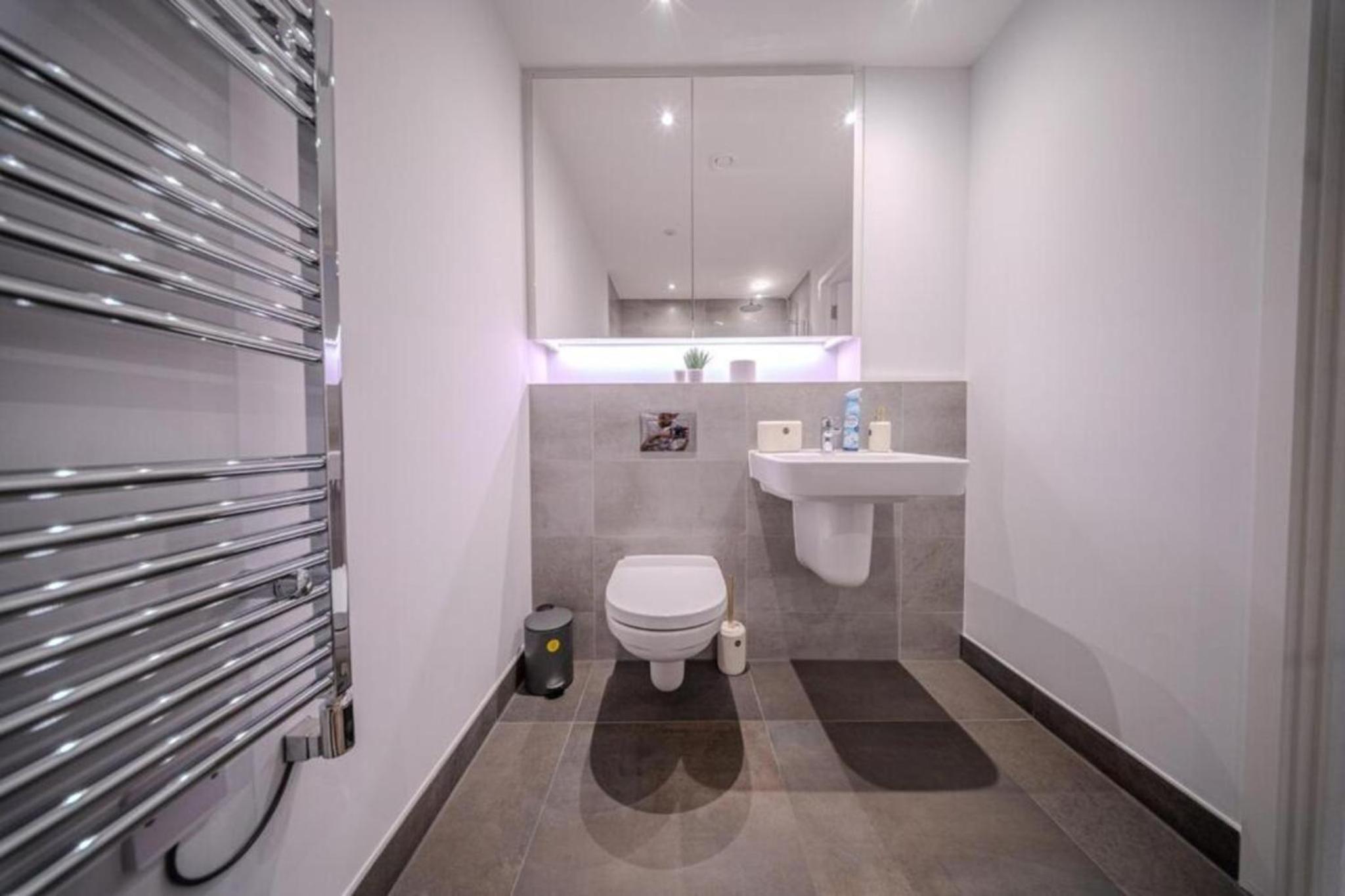 Luxury 3BR Apt Sleeps 10, Wembley & Park Views