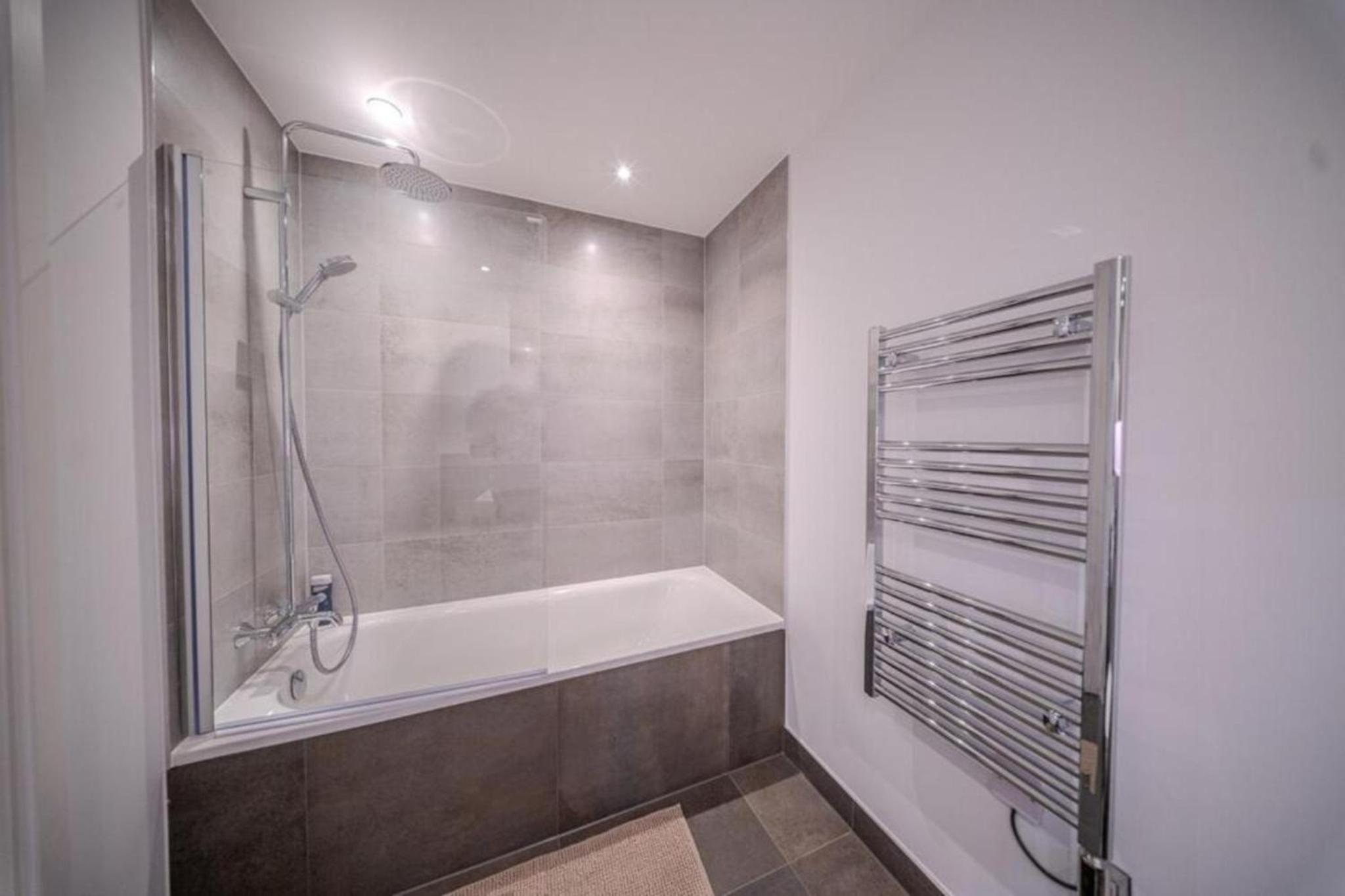 Luxury 3BR Apt Sleeps 10, Wembley & Park Views