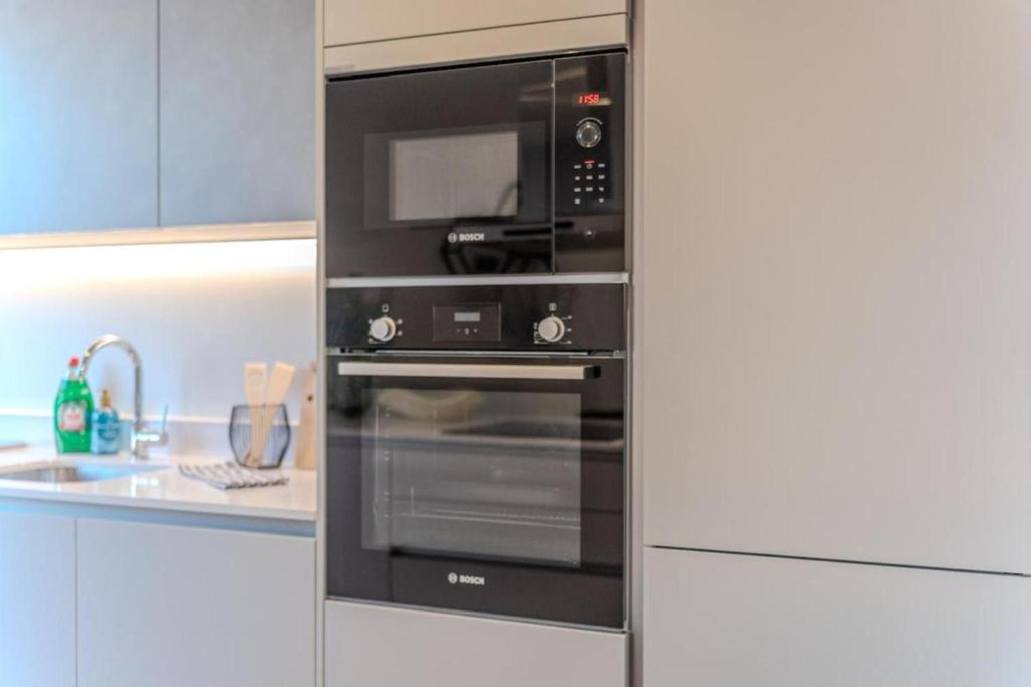 Luxury 3BR Apt Sleeps 10, Wembley & Park Views