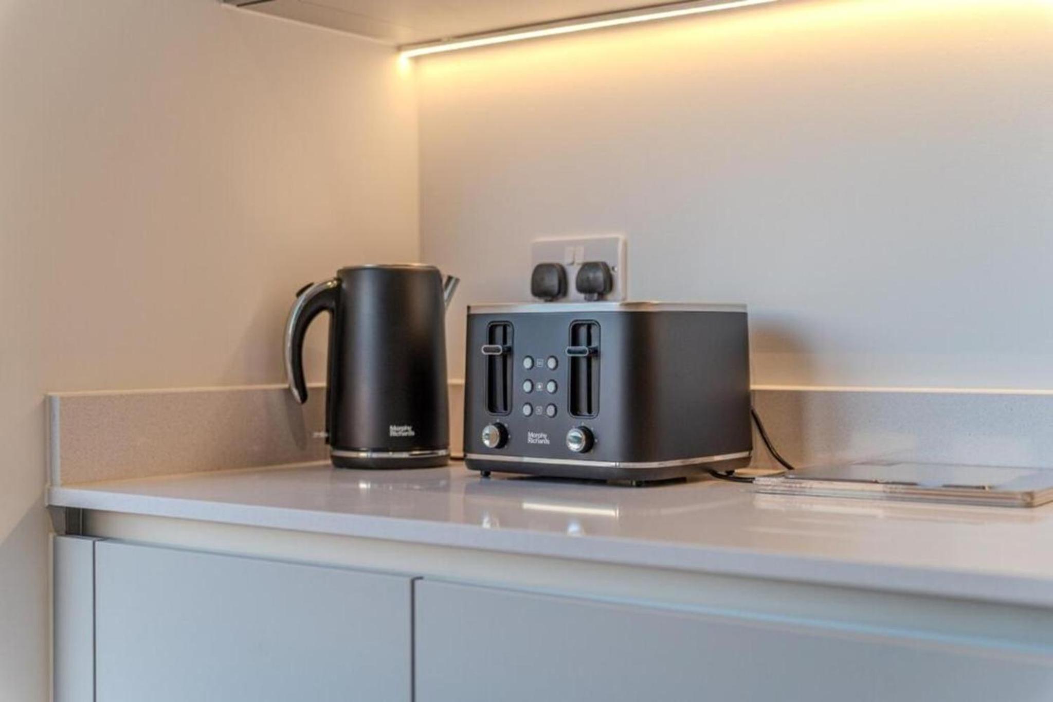 Luxury 3BR Apt Sleeps 10, Wembley & Park Views