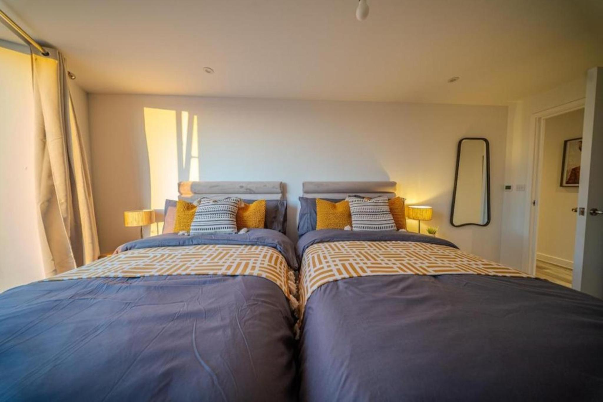 Luxury 3BR Apt Sleeps 10, Wembley & Park Views