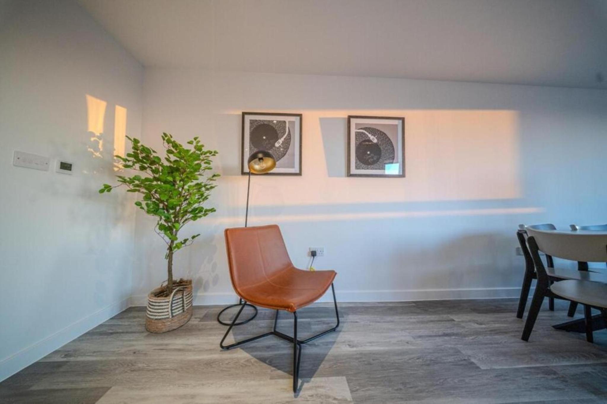 Luxury 3BR Apt Sleeps 10, Wembley & Park Views