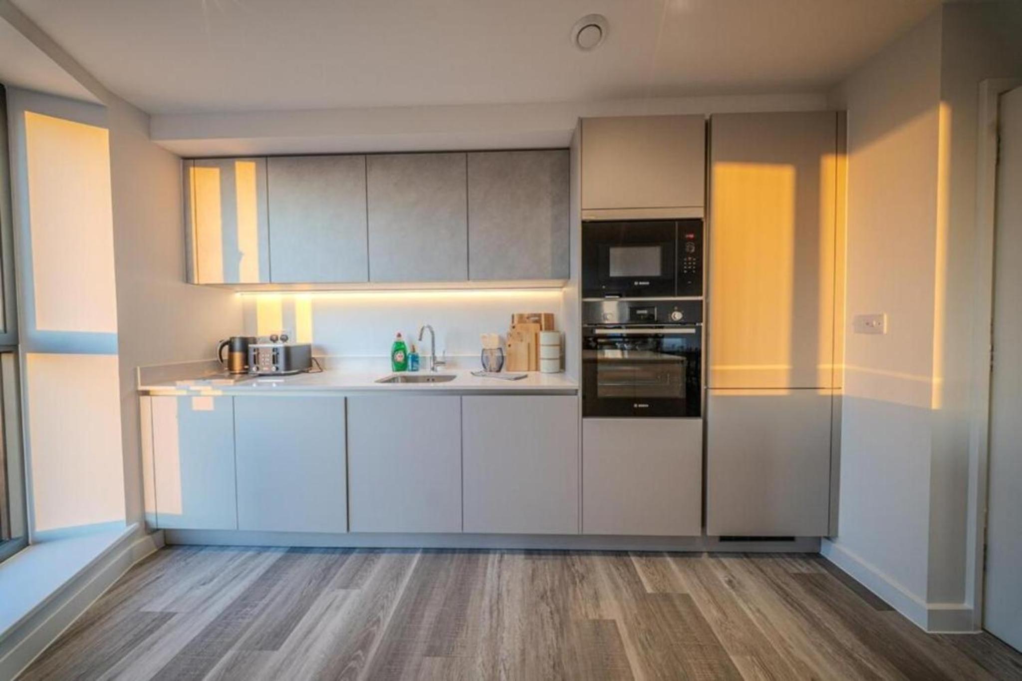 Luxury 3BR Apt Sleeps 10, Wembley & Park Views