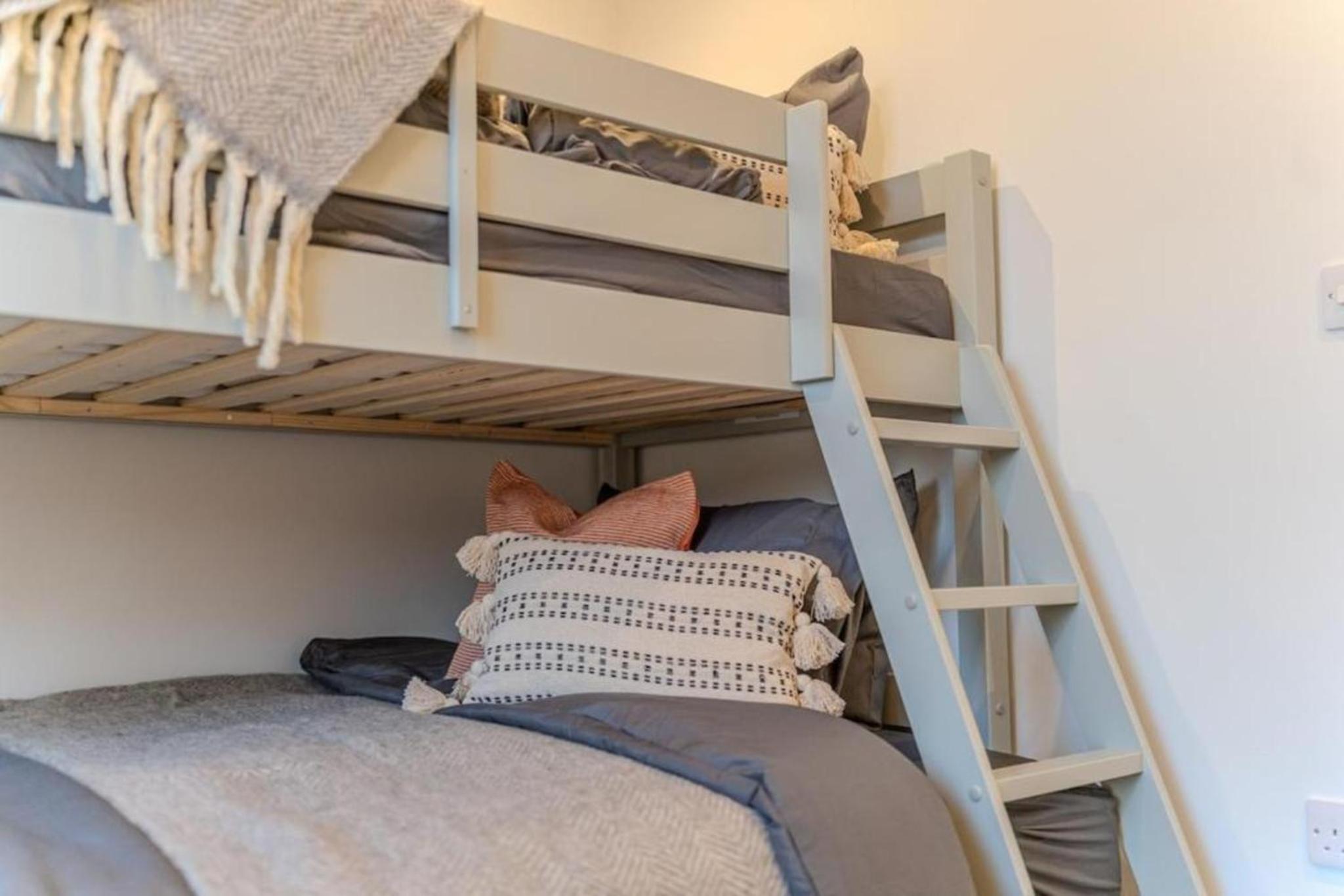 Luxury 3BR Apt Sleeps 10, Wembley & Park Views
