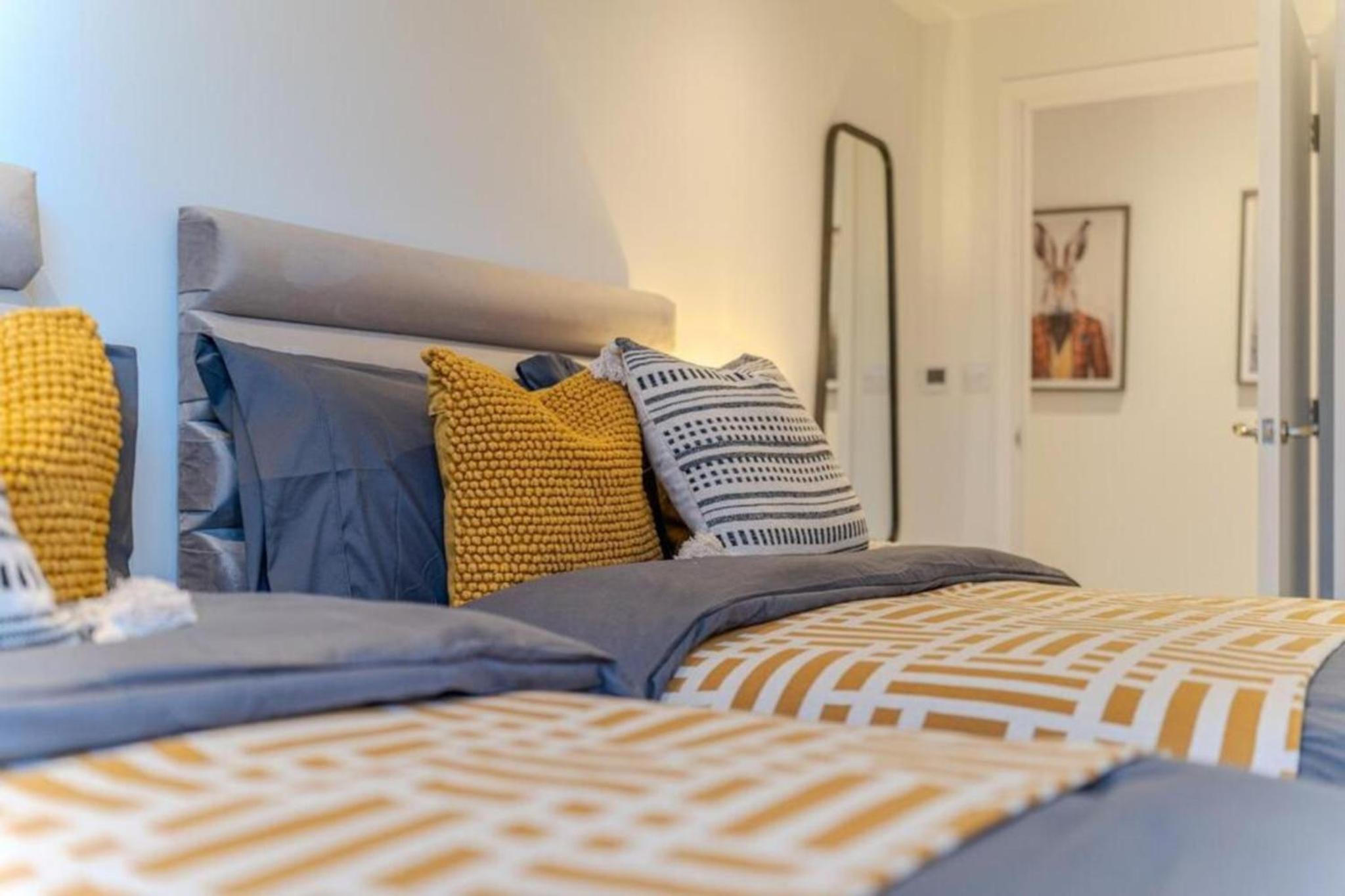 Luxury 3BR Apt Sleeps 10, Wembley & Park Views